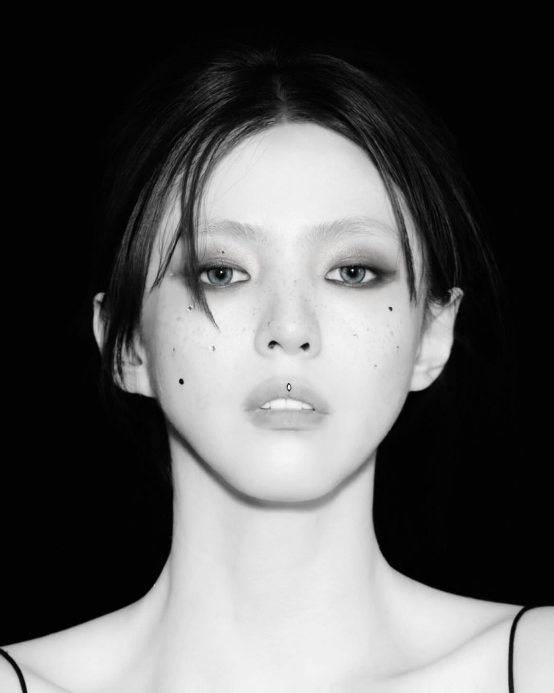 가을엔 스모키만큼 쿨한게 없다🖤
쿨녀 되고싶은데 그런지 메이크업은 부담스러워? 시도해봐👀🎆

그런지가 부담스럽다면 깔끔하고 힘있는 스모키를 시도해보세요.

최근 아이돌 무대에서 눈에 띄는 건 스모키 메이크업입니다. 해외에서 유행하는 거친 그런지가 부담스럽다면, 우리나라 식 스모키를 시도해 보세요. 강렬하면서도 고급스러운 무드로, 올가을 다시 주목받는 트렌드입니다.

스모키 메이크업의 베이스는 결점 없는 세미 매트 피부입니다. 얇고 밀착력 있는 파운데이션으로 결을 다듬고, 은은한 하이라이터로 입체감을 더해 무겁지 않으면서도 세련된 인상을 줍니다.

아이 메이크업은 블랙, 그레이, 브라운 계열을 섞어 깊이를 주는 것이 핵심입니다. 아이라인을 또렷하게 잡고 섀도우로 언더까지 자연스럽게 그라데이션하면 길고 선명한 눈매가 완성됩니다.

립은 누드 톤이나 MLBB로 힘을 뺍니다. 시선을 눈에 집중시키기 위해 입술은 은은하게 눌러 전체 밸런스를 맞추는 것이 중요합니다. 애티튜드는 섹시하고 세련된 카리스마. 이번 가을 시크도도녀를 원하는 이들에게 스모키를 추천합니다. 이미지9