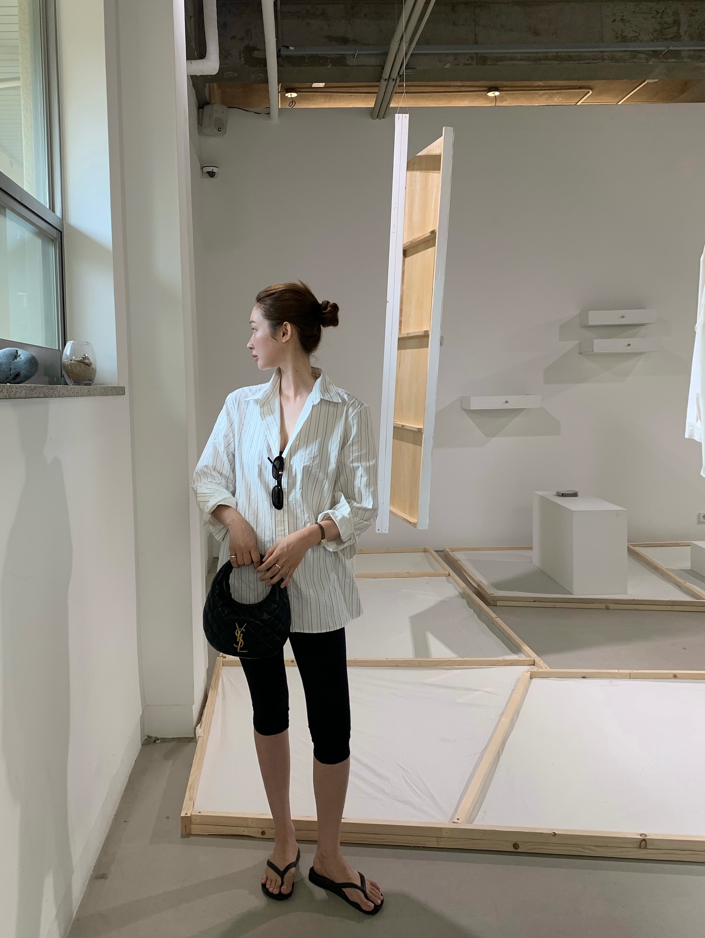 가을에 빠지면 섭섭한 코디템💁🏻‍♀️
긴 바지 질리고 쇼츠는 부담스럽다면? 카프리 팬츠 입어보자🖤✨ 이미지6