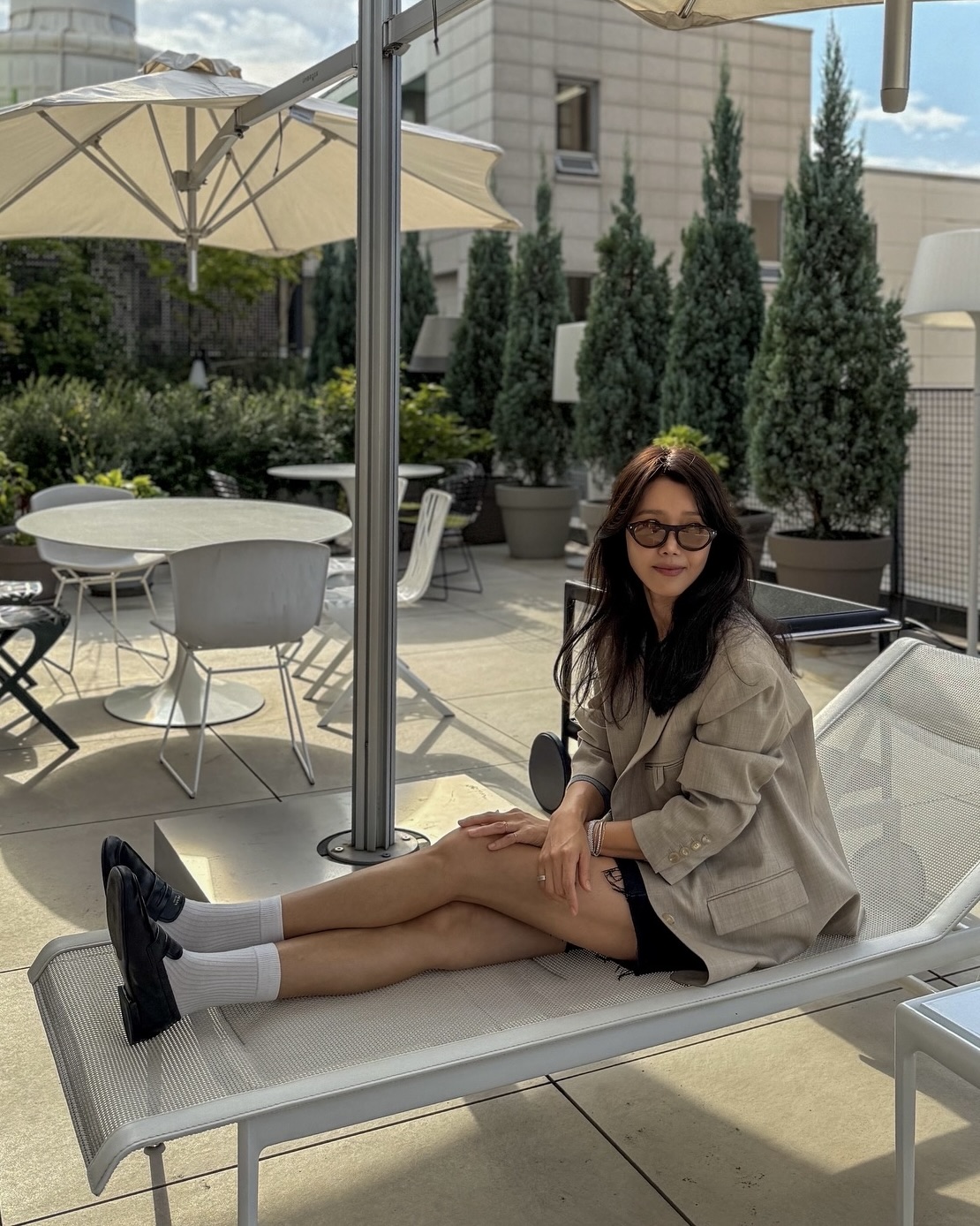 언니 때문에 또 위시리스트 추가😤
정안 언니가 선택한 3가지 프라다 아이템 스타일링 가이드✨🖤

프라다가 3개지만 부담스럽지 않고 예쁜 스타일링을 소개합니다.

1. 프라다 아이코닉 메탈 플라크 선글라스
채정안은 프라다의 상징적인 메탈 플라크가 들어간 선글라스로 룩에 세련된 포인트를 더했습니다. 깔끔한 실루엣과 금속 디테일이 포인트인 아이템입니다.

2. 프라다 다다 스몰 나파 레더 백
프라다 다다 스몰 나파 레더 백은 우아함을 보여주는데요. 블랙 컬러와 간결한 디자인이 절제된 아름다움을 전하며 세련된 분위기를 완성합니다.

3. 셔플 앤티크 가죽 로퍼
채정안이 신은 셔플 앤티크 로퍼는 클래식 로퍼를 혁신적으로 재해석한 디자인입니다. 부드럽고 유연한 실루엣과 레터링 로고 디테일이 룩의 완성도를 높여줍니다. 이미지6
