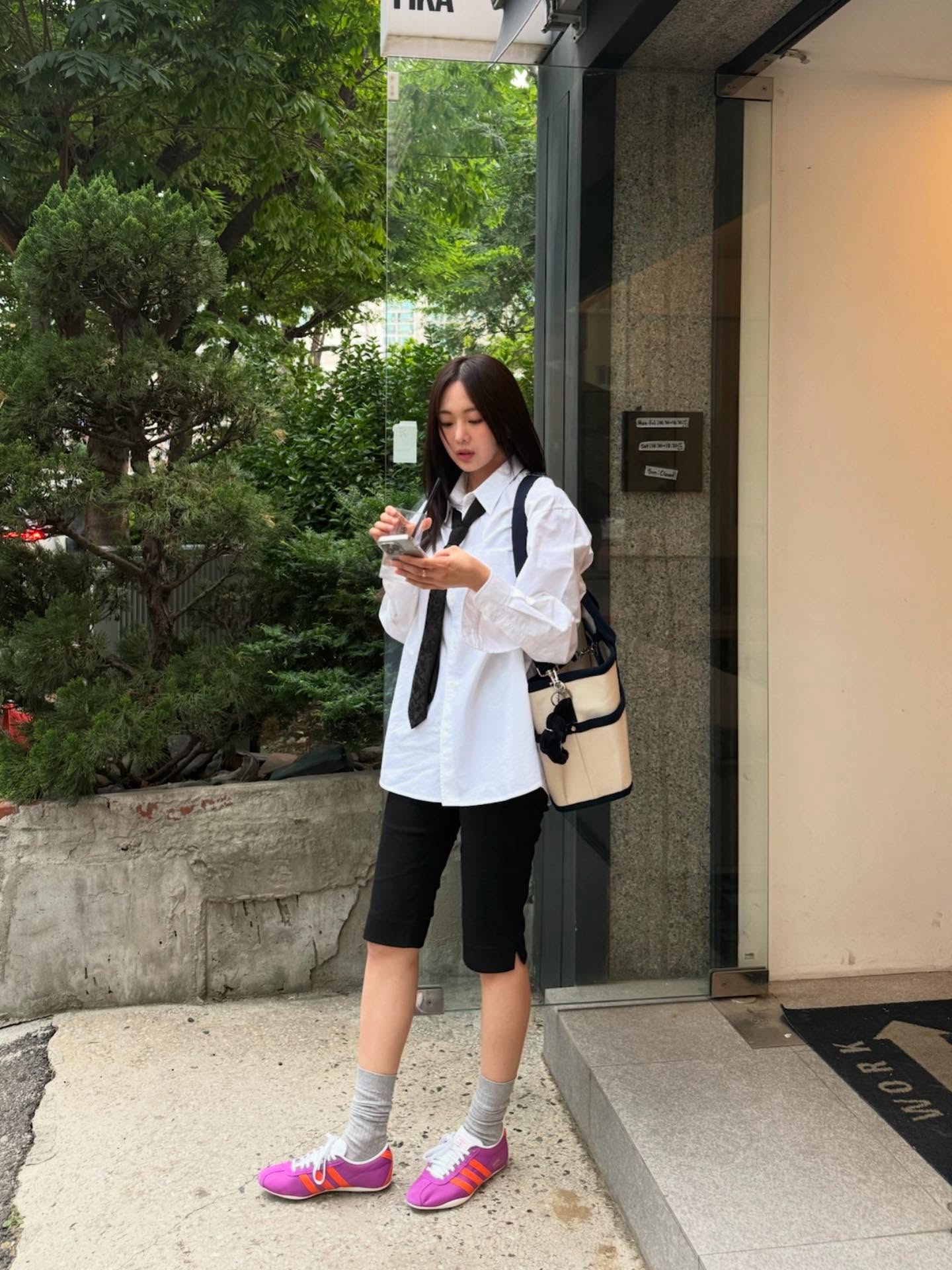 가을에 빠지면 섭섭한 코디템💁🏻‍♀️
긴 바지 질리고 쇼츠는 부담스럽다면? 카프리 팬츠 입어보자🖤✨ 이미지5