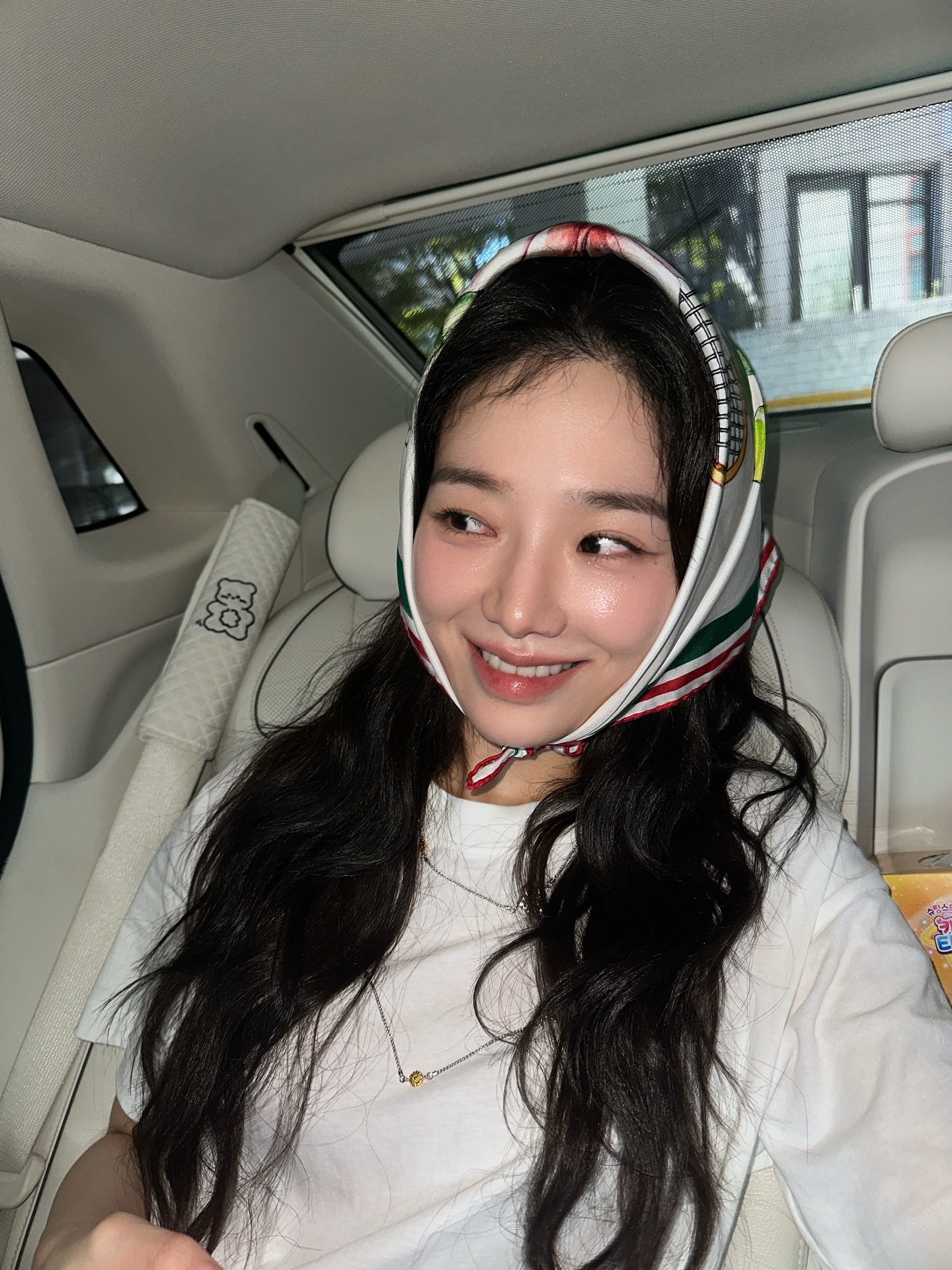 착용만해도 꽃 향기 날 듯🌸
지나가던 사람도 돌아보게 만들 포인트 아이템 3✨🔥

박규영이 시선을 사로잡는 룩을 만드는 비밀 아이템을 소개합니다.

1. 카시블랑카 화이트 실크 테니스 클럽 스카프
박규영은 카시블랑카 스카프를 머리에 둘러 포인트를 주었습니다. 박규영처럼 스카프를 목에만 두르는 것이 아닌 두건처럼도 활용할 수 있습니다.

2. 부첼라티 블라썸 베르메이 네크리스
플로벌 모티브가 돋보이는 블라썸 네크리스는 심플한 상의에도 꽃 장식들이 포인트가 되는 아이템입니다. 자연스러운 레이어드로 센스있는 무드를 완성합니다.

3. 부첼라티 오페라 튤레 링
블라썸 베르메이 네크리스와 비슷한 느낌으로 꽃 모양을 연상시키는 반지입니다. 그린 에나멜 색생과 옐로우 골드 색상이 손끝을 여성스럽게 만들어주었습니다. 이미지3