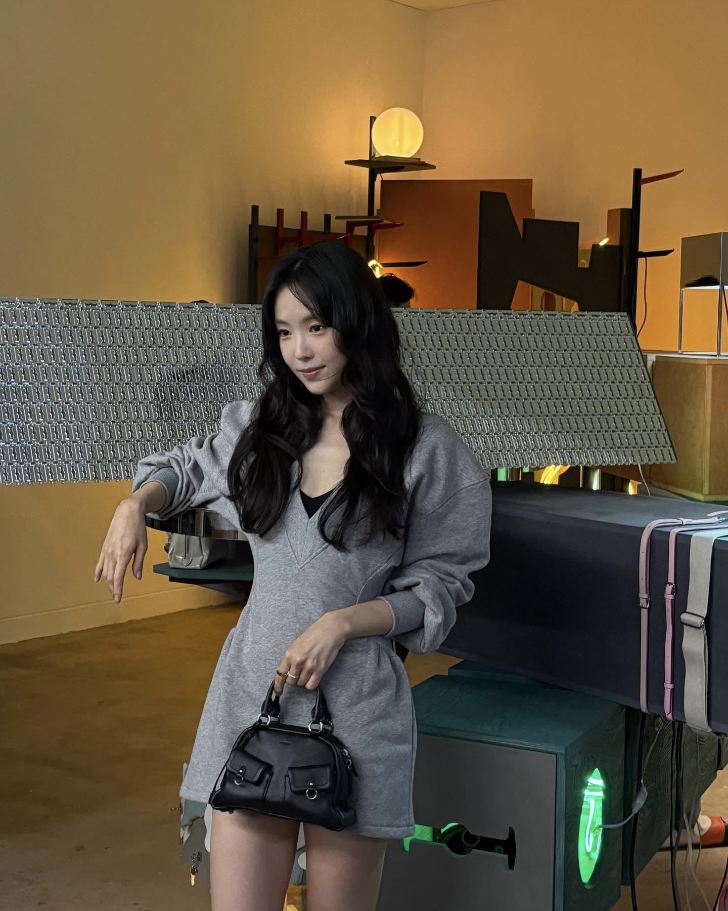 패잘알 셀럽들의 공통점 발견👀
바로 더 아티코💫💙 지금 가장 주목해야 할 브랜드에요
과감한 디테일로 트렌디한 무드를 완성하는 더 아티코를 소개합니다.
요즘 셀럽들 사복 패션에서  눈에 띄는 이 브랜드는 더 아티코(The Attico)입니다. 이탈리아 기반의 브랜드로 레트로 무드와 현대적인 감각을 동시에 담아낸 디자인으로 주목받고 있으며, 대담한 실루엣과 과감한 디테일이 특징이죠. 
1. 다이애나의 워싱 블루 셔츠 재킷, 112만 원대
빈티지하면서 세련된 워싱의 데님 소재의 셔츠 재킷입니다. 밑단 한쪽에 곡선 커팅 디테일이 깔끔한 셔츠에 유니크한 포인트를 더한 아이템으로, 한소희는 캐주얼하면서도 트렌디한 무드를 완성했습니다. 
2. 페이 워싱 블루 미니스커트, 96만 원대
한소희가 입은 스커트는 빈티지한 워싱이 가미된 데님 소재에 플랩 포켓이 달린 카고 스커트로 언밸런스한 디자인이 특징입니다. 한소희는 데님 셔츠와 매치해 페미닌하면서도 스트릿한 분위기를 연출했습니다.
3. 멜란지 그레이 미니드레스, 89만 원대
손나은이 착용한 원피스는 깊게 파인 V 네크라인과 허리를 강조하는 실루엣, 벌룬 느낌의 긴 소매가 특징입니다. 바디 라인을 강조하는 아이템으로 블랙 이너를 스타일링해 모던하고 시크한 무드를 완성했습니다. 이미지5