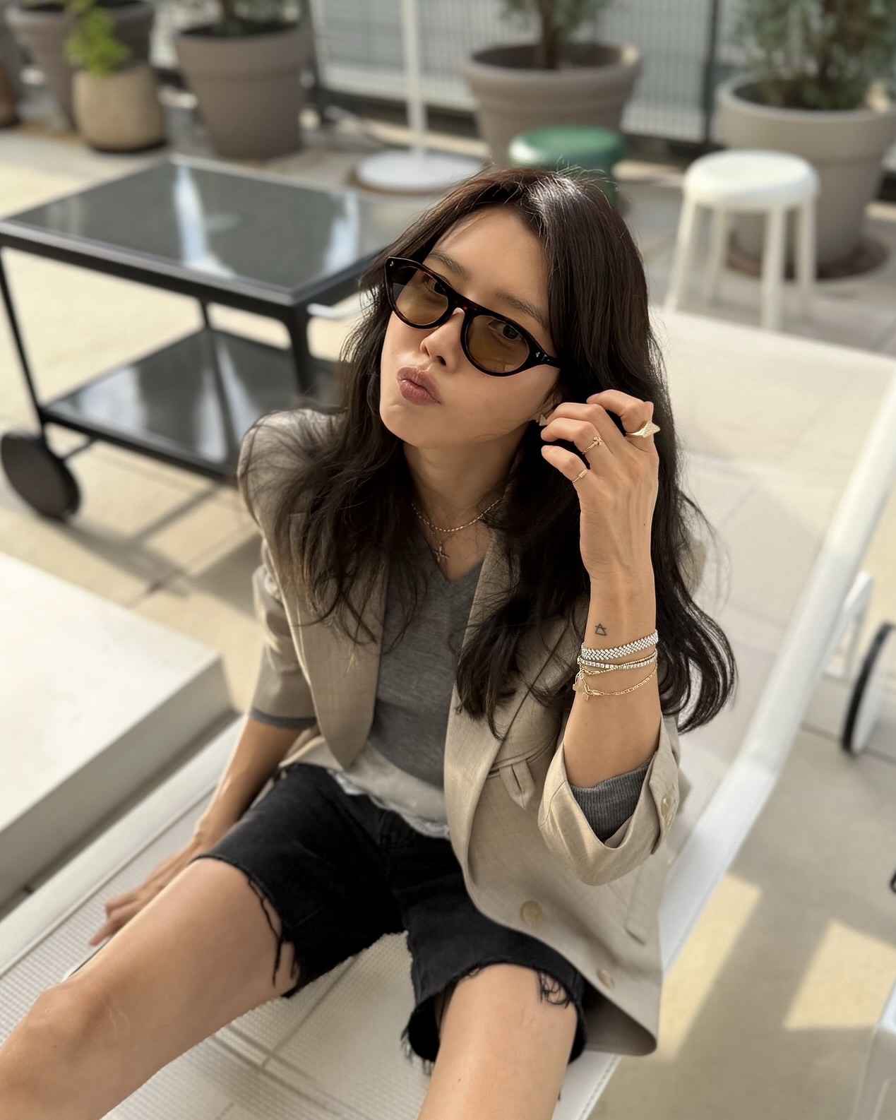 언니 때문에 또 위시리스트 추가😤
정안 언니가 선택한 3가지 프라다 아이템 스타일링 가이드✨🖤

프라다가 3개지만 부담스럽지 않고 예쁜 스타일링을 소개합니다.

1. 프라다 아이코닉 메탈 플라크 선글라스
채정안은 프라다의 상징적인 메탈 플라크가 들어간 선글라스로 룩에 세련된 포인트를 더했습니다. 깔끔한 실루엣과 금속 디테일이 포인트인 아이템입니다.

2. 프라다 다다 스몰 나파 레더 백
프라다 다다 스몰 나파 레더 백은 우아함을 보여주는데요. 블랙 컬러와 간결한 디자인이 절제된 아름다움을 전하며 세련된 분위기를 완성합니다.

3. 셔플 앤티크 가죽 로퍼
채정안이 신은 셔플 앤티크 로퍼는 클래식 로퍼를 혁신적으로 재해석한 디자인입니다. 부드럽고 유연한 실루엣과 레터링 로고 디테일이 룩의 완성도를 높여줍니다. 이미지5