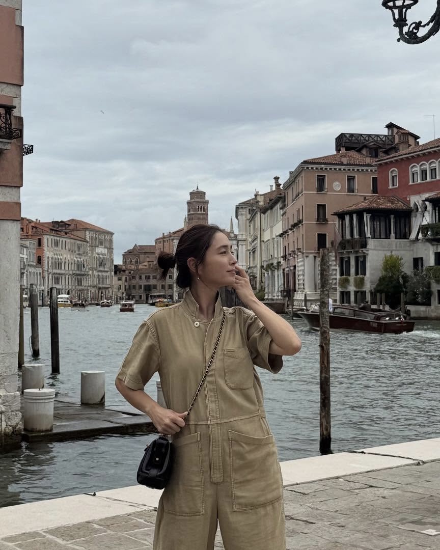 무슨 가방인데 계속 들고다녀?🔍
이민정이 베네치아 여행 내내 들고다닌 가방 이거였어?🧐✈️

이민정은 샤넬 닥터백과 함께 세 가지 스타일을 선보였습니다. 

이민정의 베네치아 여행 패션 중심에 샤넬 닥터백이 있었습니다. 나뭇잎 도트 패턴 원피스와 함께는 여성스러운 무드를, 블랙 슬리브리스와 네트 니트 조합에서는 시크하면서 세련된 느낌을 주었습니다.

세 번째 스타일링은 베이지 점프슈트와 함께였습니다. 편안한 실루엣에 닥터백을 더해 활동적인 동시에 세련된 인상을 완성하며, 여행지에서도 실용성과 감각을 모두 챙겼습니다. 같은 가방이지만 상황에 따라 전혀 다른 매력을 끌어냈습니다.

모든 룩에서 공통적으로 돋보인 것은 샤넬 닥터백의 존재감이었습니다. 전혀 다른 무드를 샤넬 닥터백을 중심으로 완성했는데요. 민정 언니의 감각적인 데일리룩 어떠셨나요?  이미지5