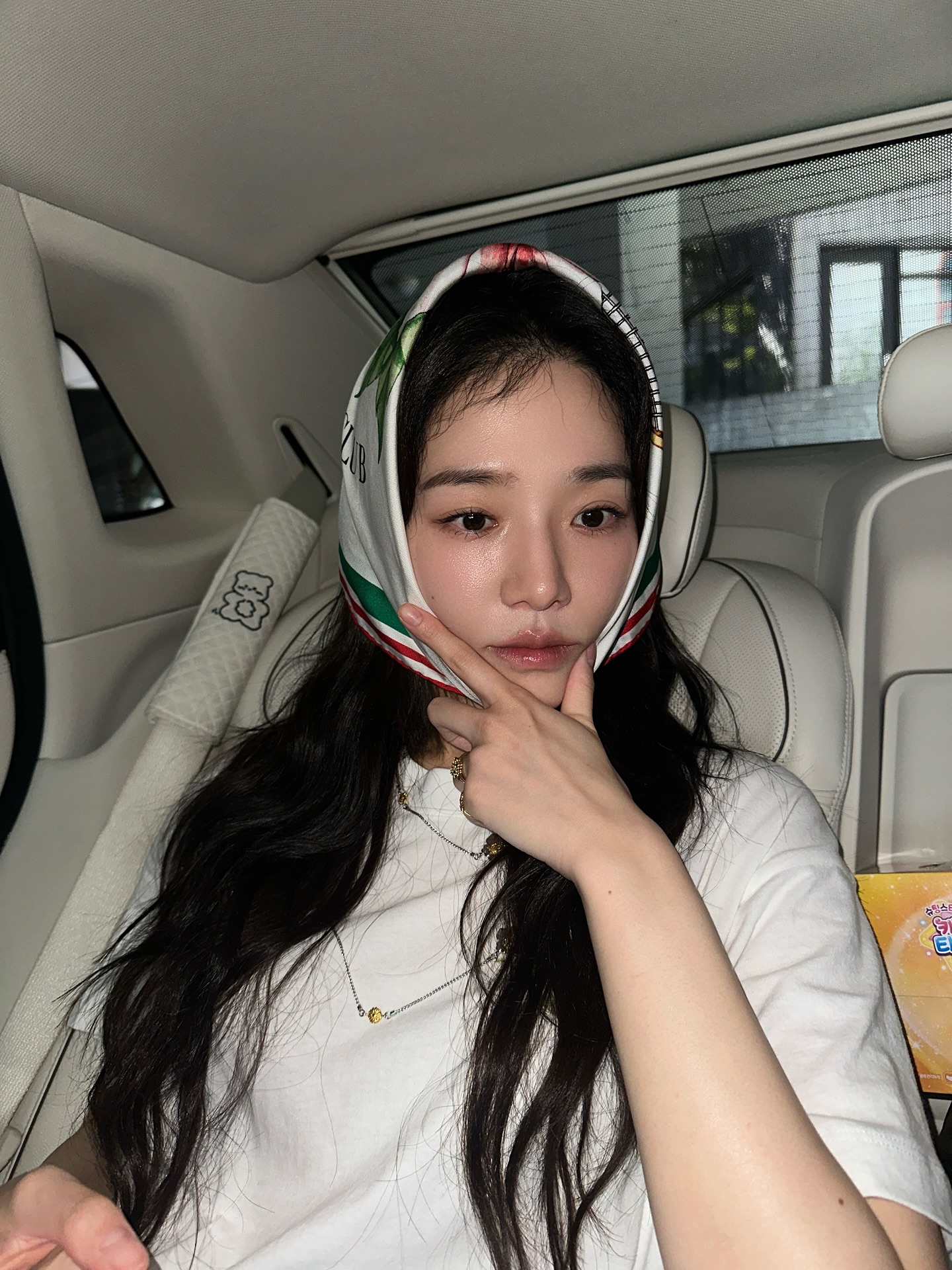 착용만해도 꽃 향기 날 듯🌸
지나가던 사람도 돌아보게 만들 포인트 아이템 3✨🔥

박규영이 시선을 사로잡는 룩을 만드는 비밀 아이템을 소개합니다.

1. 카시블랑카 화이트 실크 테니스 클럽 스카프
박규영은 카시블랑카 스카프를 머리에 둘러 포인트를 주었습니다. 박규영처럼 스카프를 목에만 두르는 것이 아닌 두건처럼도 활용할 수 있습니다.

2. 부첼라티 블라썸 베르메이 네크리스
플로벌 모티브가 돋보이는 블라썸 네크리스는 심플한 상의에도 꽃 장식들이 포인트가 되는 아이템입니다. 자연스러운 레이어드로 센스있는 무드를 완성합니다.

3. 부첼라티 오페라 튤레 링
블라썸 베르메이 네크리스와 비슷한 느낌으로 꽃 모양을 연상시키는 반지입니다. 그린 에나멜 색생과 옐로우 골드 색상이 손끝을 여성스럽게 만들어주었습니다. 이미지2