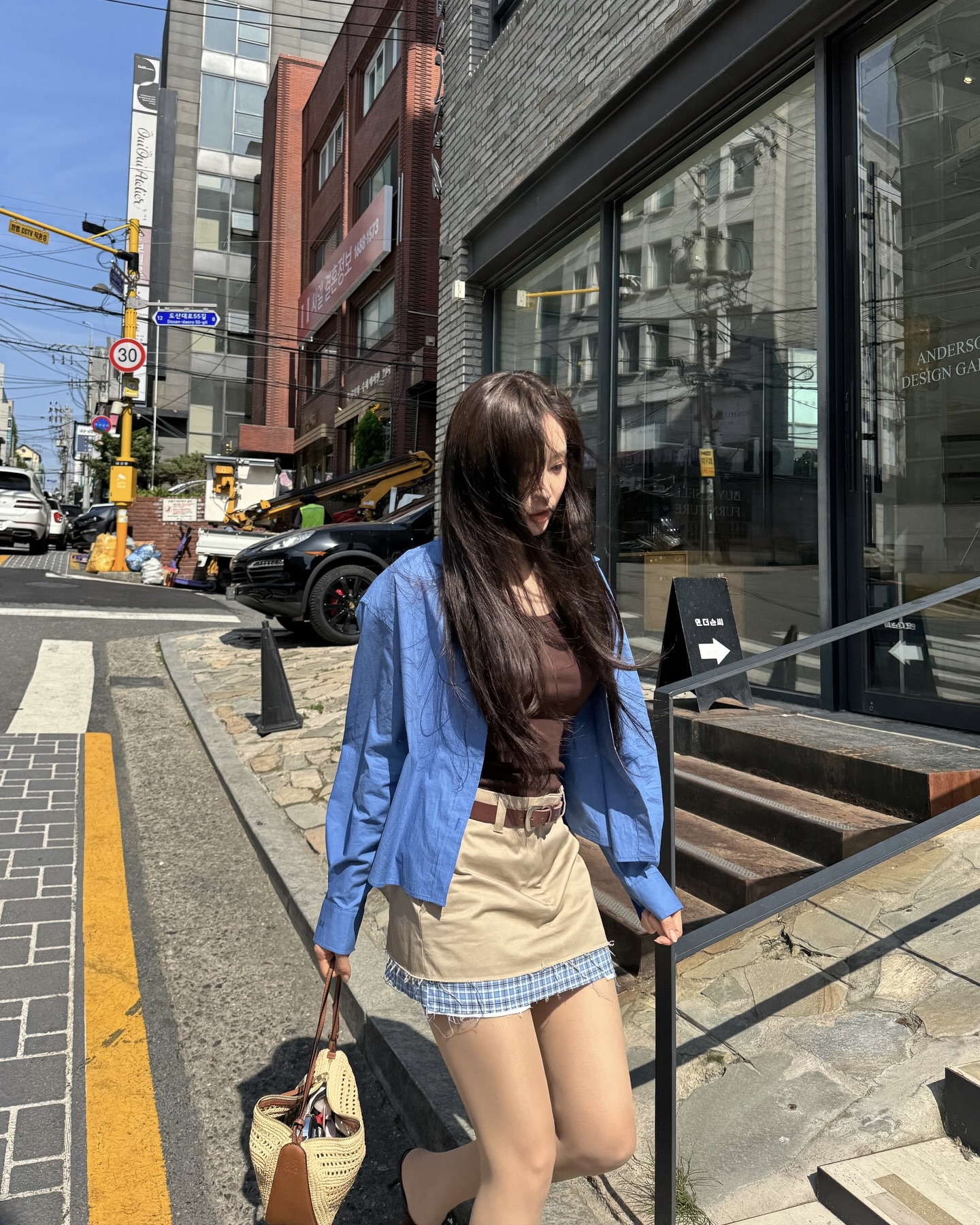 애매한 날씨엔 이 조합이 답💡
간절기 필살기💫🧚🏻 위는 길~게 아래는 짧게! 입어보세요

가을 분위기를 더해줄 셀럽 베이지 미니스커트 2가지 모았어요.

1. 스위트 칠링 카고 플리티드 미니 스커트, 12만 원대
차정원이 착용한 베이지 미니스커트는 허리부터 퍼지는 A라인 주름 디테일이 들어간 디자인으로 주름라인을 따라 다리가 길어 보이는 게 특징입니다. 차정원은 체크 셔츠와 매치해 클래식하면서도 모던한 가을 룩을 완성했습니다.

2. 미우미우 치노 미니스커트 코드, 180만 원대
효민이 입은 스커트는 코튼 소재의 로우라이즈 H라인으로, 밑단에 마감하지 않은 듯한 컷오프 디테일과 체크 원단이 덧대어진 디자인이 특징입니다. 효민은 블루 셔츠에 브라운 민소매를 레이어드해 트렌디한 걸리시 무드를 연출했습니다. 이미지6