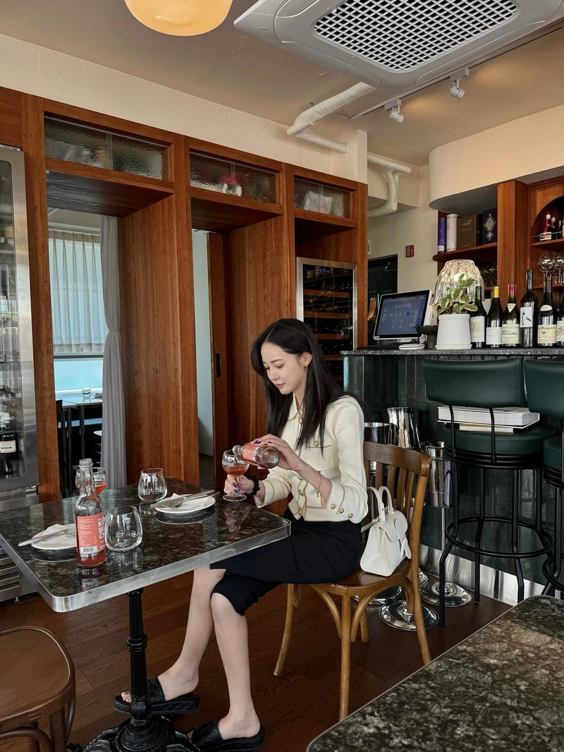 가을에 빠지면 섭섭한 코디템💁🏻♀️
긴 바지 질리고 쇼츠는 부담스럽다면? 카프리 팬츠 입어보자🖤✨ 이미지4