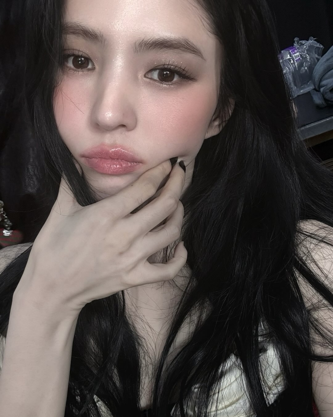 가을엔 스모키만큼 쿨한게 없다🖤
쿨녀 되고싶은데 그런지 메이크업은 부담스러워? 시도해봐👀🎆

그런지가 부담스럽다면 깔끔하고 힘있는 스모키를 시도해보세요.

최근 아이돌 무대에서 눈에 띄는 건 스모키 메이크업입니다. 해외에서 유행하는 거친 그런지가 부담스럽다면, 우리나라 식 스모키를 시도해 보세요. 강렬하면서도 고급스러운 무드로, 올가을 다시 주목받는 트렌드입니다.

스모키 메이크업의 베이스는 결점 없는 세미 매트 피부입니다. 얇고 밀착력 있는 파운데이션으로 결을 다듬고, 은은한 하이라이터로 입체감을 더해 무겁지 않으면서도 세련된 인상을 줍니다.

아이 메이크업은 블랙, 그레이, 브라운 계열을 섞어 깊이를 주는 것이 핵심입니다. 아이라인을 또렷하게 잡고 섀도우로 언더까지 자연스럽게 그라데이션하면 길고 선명한 눈매가 완성됩니다.

립은 누드 톤이나 MLBB로 힘을 뺍니다. 시선을 눈에 집중시키기 위해 입술은 은은하게 눌러 전체 밸런스를 맞추는 것이 중요합니다. 애티튜드는 섹시하고 세련된 카리스마. 이번 가을 시크도도녀를 원하는 이들에게 스모키를 추천합니다. 이미지10