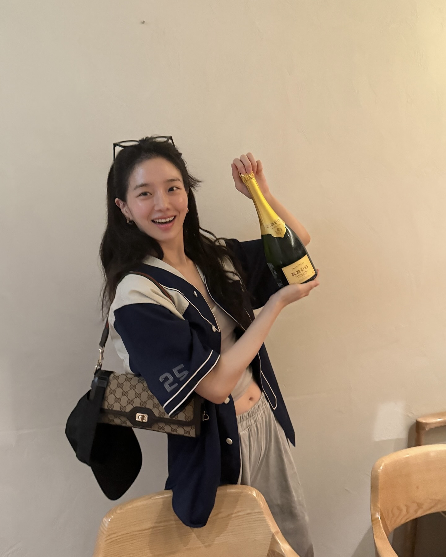 백 하나로 시선 강탈👜
구찌와 함께하는 박규영의 데일리룩 모음집✨♥️

박규영이 정말 많이 들고 다니는 데일리 구찌백을 소개합니다.

1. 구찌 질리오 라지 토트백
데님 팬츠와 흰 블라우스에 구찌 질리오 라지 토트백을 매치했습니다. 베이지, 에보니 컬러 조화가 룩에 고급스러움을 더해주고 넉넉한 수납 공간으로 실용성까지 갖추었습니다.

2. 구찌 질리오 스몰 토트백
박규영은 구찌 질리오 스몰 토트백을 꽃무늬 롱스커트와 플라워 슈즈에 매치해 여성스러운 느낌을 보여줍니다. 적당한 크기로 데일리룩에 부담 없이 매치할 수 있습니다.

3. 구찌 루체 스몰 숄더백
루체 스몰 숄더백은 가볍게 어깨에 걸 수 있어 활동적인 데일리룩에 잘 어울립니다. 박규영은 베이스볼 반팔 져지와 와이드팬츠에 매치해 캐주얼하면서 세련된 무드를 완성했습니다. 이미지7