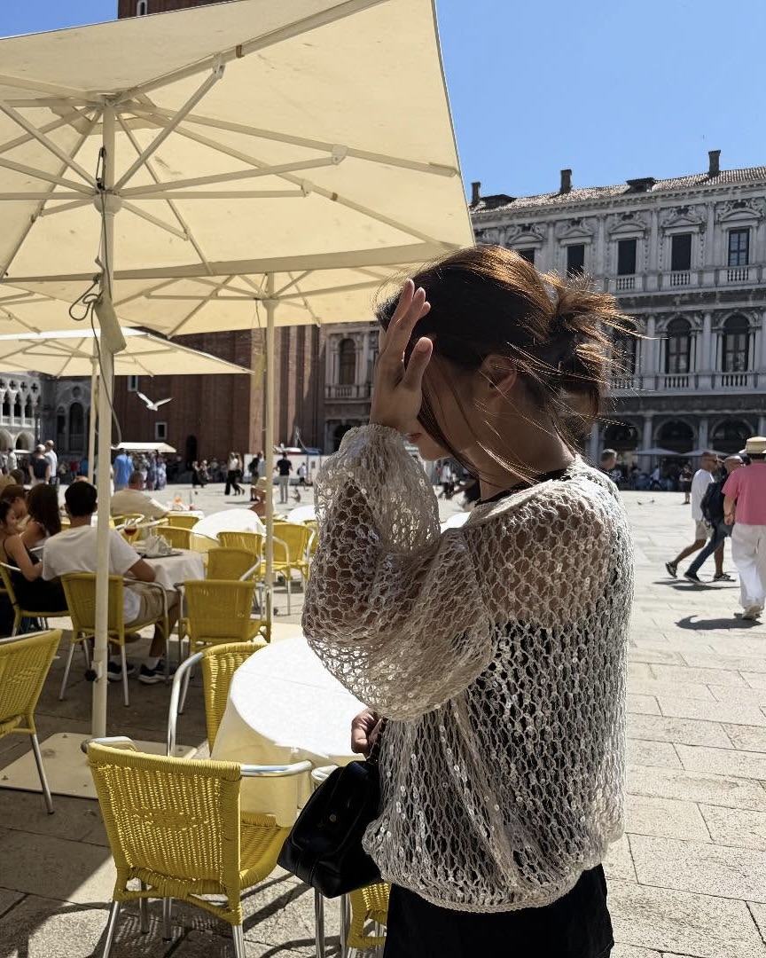 무슨 가방인데 계속 들고다녀?🔍
이민정이 베네치아 여행 내내 들고다닌 가방 이거였어?🧐✈️

이민정은 샤넬 닥터백과 함께 세 가지 스타일을 선보였습니다. 

이민정의 베네치아 여행 패션 중심에 샤넬 닥터백이 있었습니다. 나뭇잎 도트 패턴 원피스와 함께는 여성스러운 무드를, 블랙 슬리브리스와 네트 니트 조합에서는 시크하면서 세련된 느낌을 주었습니다.

세 번째 스타일링은 베이지 점프슈트와 함께였습니다. 편안한 실루엣에 닥터백을 더해 활동적인 동시에 세련된 인상을 완성하며, 여행지에서도 실용성과 감각을 모두 챙겼습니다. 같은 가방이지만 상황에 따라 전혀 다른 매력을 끌어냈습니다.

모든 룩에서 공통적으로 돋보인 것은 샤넬 닥터백의 존재감이었습니다. 전혀 다른 무드를 샤넬 닥터백을 중심으로 완성했는데요. 민정 언니의 감각적인 데일리룩 어떠셨나요?  이미지4