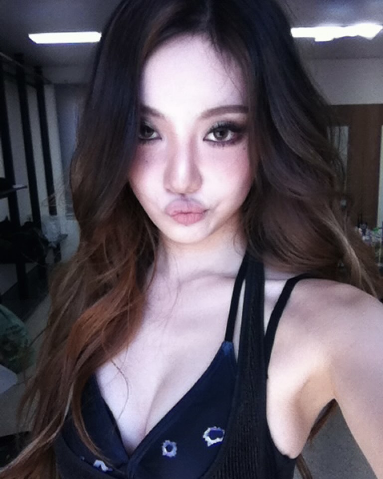 가을엔 스모키만큼 쿨한게 없다🖤
쿨녀 되고싶은데 그런지 메이크업은 부담스러워? 시도해봐👀🎆

그런지가 부담스럽다면 깔끔하고 힘있는 스모키를 시도해보세요.

최근 아이돌 무대에서 눈에 띄는 건 스모키 메이크업입니다. 해외에서 유행하는 거친 그런지가 부담스럽다면, 우리나라 식 스모키를 시도해 보세요. 강렬하면서도 고급스러운 무드로, 올가을 다시 주목받는 트렌드입니다.

스모키 메이크업의 베이스는 결점 없는 세미 매트 피부입니다. 얇고 밀착력 있는 파운데이션으로 결을 다듬고, 은은한 하이라이터로 입체감을 더해 무겁지 않으면서도 세련된 인상을 줍니다.

아이 메이크업은 블랙, 그레이, 브라운 계열을 섞어 깊이를 주는 것이 핵심입니다. 아이라인을 또렷하게 잡고 섀도우로 언더까지 자연스럽게 그라데이션하면 길고 선명한 눈매가 완성됩니다.

립은 누드 톤이나 MLBB로 힘을 뺍니다. 시선을 눈에 집중시키기 위해 입술은 은은하게 눌러 전체 밸런스를 맞추는 것이 중요합니다. 애티튜드는 섹시하고 세련된 카리스마. 이번 가을 시크도도녀를 원하는 이들에게 스모키를 추천합니다. 이미지3