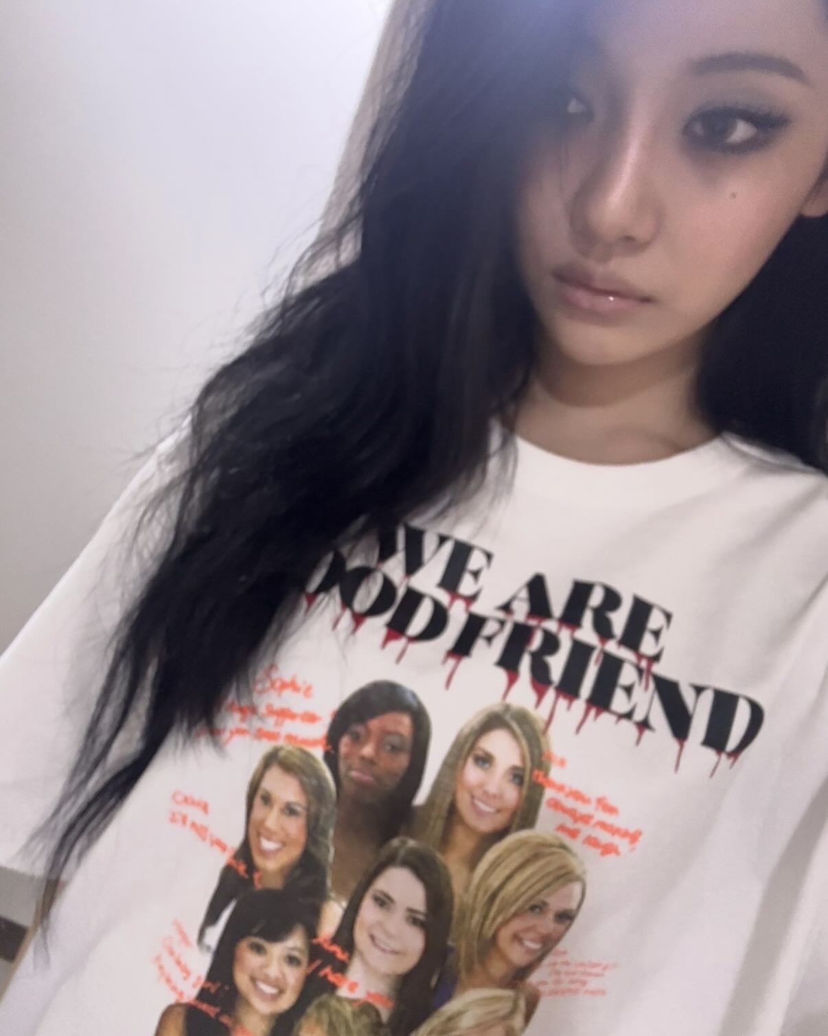 가을엔 스모키만큼 쿨한게 없다🖤
쿨녀 되고싶은데 그런지 메이크업은 부담스러워? 시도해봐👀🎆

그런지가 부담스럽다면 깔끔하고 힘있는 스모키를 시도해보세요.

최근 아이돌 무대에서 눈에 띄는 건 스모키 메이크업입니다. 해외에서 유행하는 거친 그런지가 부담스럽다면, 우리나라 식 스모키를 시도해 보세요. 강렬하면서도 고급스러운 무드로, 올가을 다시 주목받는 트렌드입니다.

스모키 메이크업의 베이스는 결점 없는 세미 매트 피부입니다. 얇고 밀착력 있는 파운데이션으로 결을 다듬고, 은은한 하이라이터로 입체감을 더해 무겁지 않으면서도 세련된 인상을 줍니다.

아이 메이크업은 블랙, 그레이, 브라운 계열을 섞어 깊이를 주는 것이 핵심입니다. 아이라인을 또렷하게 잡고 섀도우로 언더까지 자연스럽게 그라데이션하면 길고 선명한 눈매가 완성됩니다.

립은 누드 톤이나 MLBB로 힘을 뺍니다. 시선을 눈에 집중시키기 위해 입술은 은은하게 눌러 전체 밸런스를 맞추는 것이 중요합니다. 애티튜드는 섹시하고 세련된 카리스마. 이번 가을 시크도도녀를 원하는 이들에게 스모키를 추천합니다. 이미지2