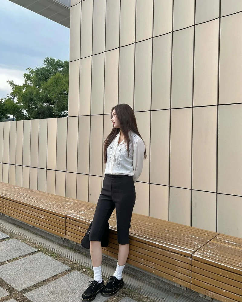 가을에 빠지면 섭섭한 코디템💁🏻♀️
긴 바지 질리고 쇼츠는 부담스럽다면? 카프리 팬츠 입어보자🖤✨ 이미지1