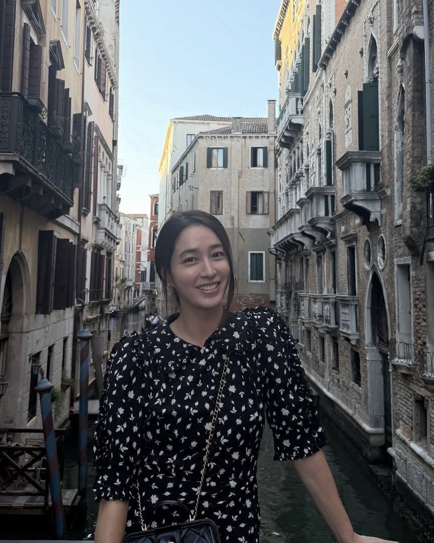 무슨 가방인데 계속 들고다녀?🔍
이민정이 베네치아 여행 내내 들고다닌 가방 이거였어?🧐✈️

이민정은 샤넬 닥터백과 함께 세 가지 스타일을 선보였습니다. 

이민정의 베네치아 여행 패션 중심에 샤넬 닥터백이 있었습니다. 나뭇잎 도트 패턴 원피스와 함께는 여성스러운 무드를, 블랙 슬리브리스와 네트 니트 조합에서는 시크하면서 세련된 느낌을 주었습니다.

세 번째 스타일링은 베이지 점프슈트와 함께였습니다. 편안한 실루엣에 닥터백을 더해 활동적인 동시에 세련된 인상을 완성하며, 여행지에서도 실용성과 감각을 모두 챙겼습니다. 같은 가방이지만 상황에 따라 전혀 다른 매력을 끌어냈습니다.

모든 룩에서 공통적으로 돋보인 것은 샤넬 닥터백의 존재감이었습니다. 전혀 다른 무드를 샤넬 닥터백을 중심으로 완성했는데요. 민정 언니의 감각적인 데일리룩 어떠셨나요?  이미지2