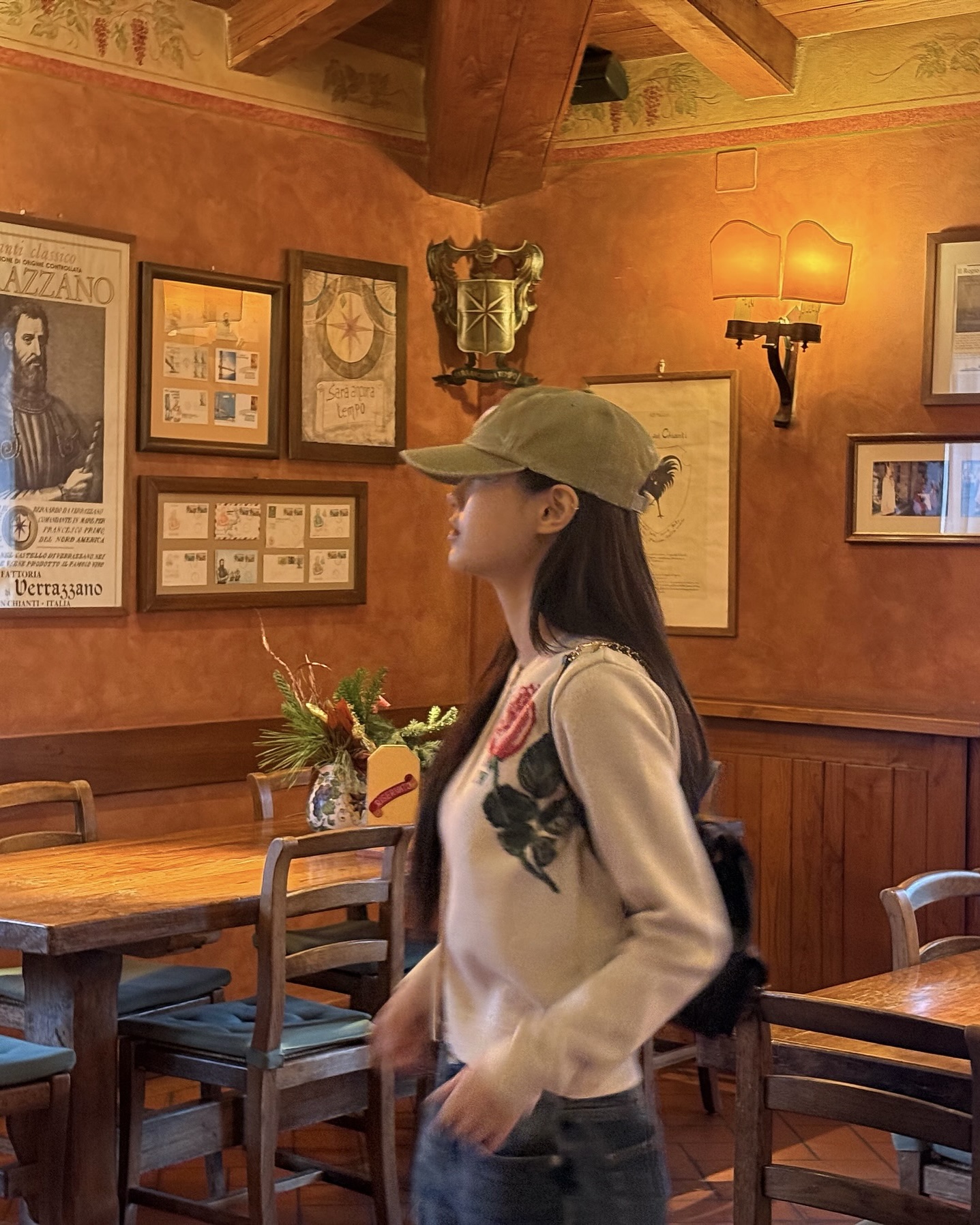 츄 따라 쓰면 나도 인간 비타민?✨
비타민은 안되도 소두핏은 따라잡기 가능할 것 같아🧢🔍
츄는 슈프림 볼캡으로 2가지 소두핏 스타일링을 보여주었습니다.
츄는 모자를 정말 많이 쓰는데요. 그중 대표적인 게 슈프림 볼캡입니다. 스트릿 브랜드 슈프림은 매 시즌 한정 발매와 독창적인 디자인으로 주목받습니다. 특히 모자는 심플한 로고와 확실한 포인트로 셀럽들의 애착템으로 자리 잡았습니다.
1. 슈프림 로즈 6-패널 캡 워시드 블루
츄는 데님 원단에 레드컬러의 장미 자수가 포인트인 워시드 캡 블루컬러를 선택했습니다. 투머치택스의 그래픽 후드집업과 함께 매치해 캐주얼 속에서도 사랑스러운 무드를 완성했습니다.
2. 슈프림 케블라 데님 S 로고 6-패널 캡 올리브
클래식한 S 로고가 돋보이는 올리브컬러 볼캡으로, 포더웨더의 로즈 자카드 니트 가디건과 와이드 데님 팬츠를 입고 스니커즈로 마무리해 단정하면서도 캐주얼한 무드를 균형있게 표현했습니다. 이미지7