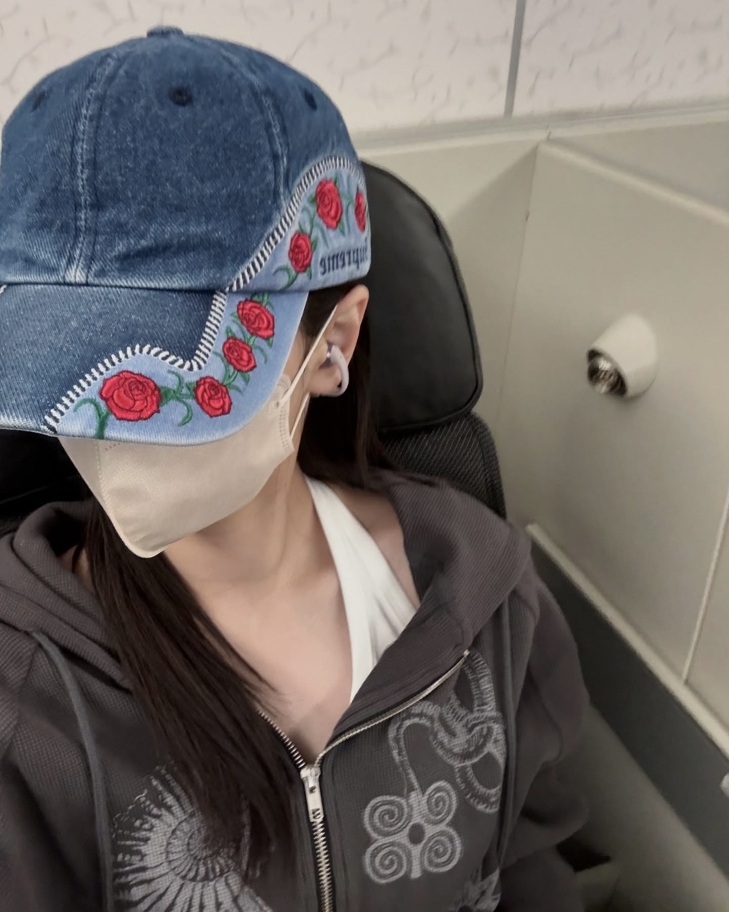 츄 따라 쓰면 나도 인간 비타민?✨
비타민은 안되도 소두핏은 따라잡기 가능할 것 같아🧢🔍
츄는 슈프림 볼캡으로 2가지 소두핏 스타일링을 보여주었습니다.
츄는 모자를 정말 많이 쓰는데요. 그중 대표적인 게 슈프림 볼캡입니다. 스트릿 브랜드 슈프림은 매 시즌 한정 발매와 독창적인 디자인으로 주목받습니다. 특히 모자는 심플한 로고와 확실한 포인트로 셀럽들의 애착템으로 자리 잡았습니다.
1. 슈프림 로즈 6-패널 캡 워시드 블루
츄는 데님 원단에 레드컬러의 장미 자수가 포인트인 워시드 캡 블루컬러를 선택했습니다. 투머치택스의 그래픽 후드집업과 함께 매치해 캐주얼 속에서도 사랑스러운 무드를 완성했습니다.
2. 슈프림 케블라 데님 S 로고 6-패널 캡 올리브
클래식한 S 로고가 돋보이는 올리브컬러 볼캡으로, 포더웨더의 로즈 자카드 니트 가디건과 와이드 데님 팬츠를 입고 스니커즈로 마무리해 단정하면서도 캐주얼한 무드를 균형있게 표현했습니다. 이미지2