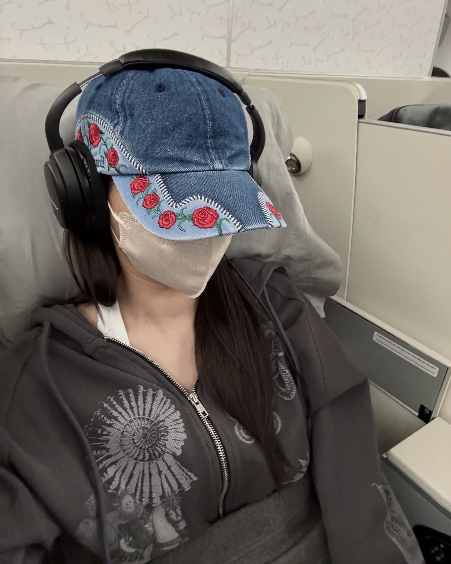 츄 따라 쓰면 나도 인간 비타민?✨
비타민은 안되도 소두핏은 따라잡기 가능할 것 같아🧢🔍

츄는 슈프림 볼캡으로 2가지 소두핏 스타일링을 보여주었습니다.

츄는 모자를 정말 많이 쓰는데요. 그중 대표적인 게 슈프림 볼캡입니다. 스트릿 브랜드 슈프림은 매 시즌 한정 발매와 독창적인 디자인으로 주목받습니다. 특히 모자는 심플한 로고와 확실한 포인트로 셀럽들의 애착템으로 자리 잡았습니다.

1. 슈프림 로즈 6-패널 캡 워시드 블루
츄는 데님 원단에 레드컬러의 장미 자수가 포인트인 워시드 캡 블루컬러를 선택했습니다. 투머치택스의 그래픽 후드집업과 함께 매치해 캐주얼 속에서도 사랑스러운 무드를 완성했습니다.

2. 슈프림 케블라 데님 S 로고 6-패널 캡 올리브
클래식한 S 로고가 돋보이는 올리브컬러 볼캡으로, 포더웨더의 로즈 자카드 니트 가디건과 와이드 데님 팬츠를 입고 스니커즈로 마무리해 단정하면서도 캐주얼한 무드를 균형있게 표현했습니다.  이미지