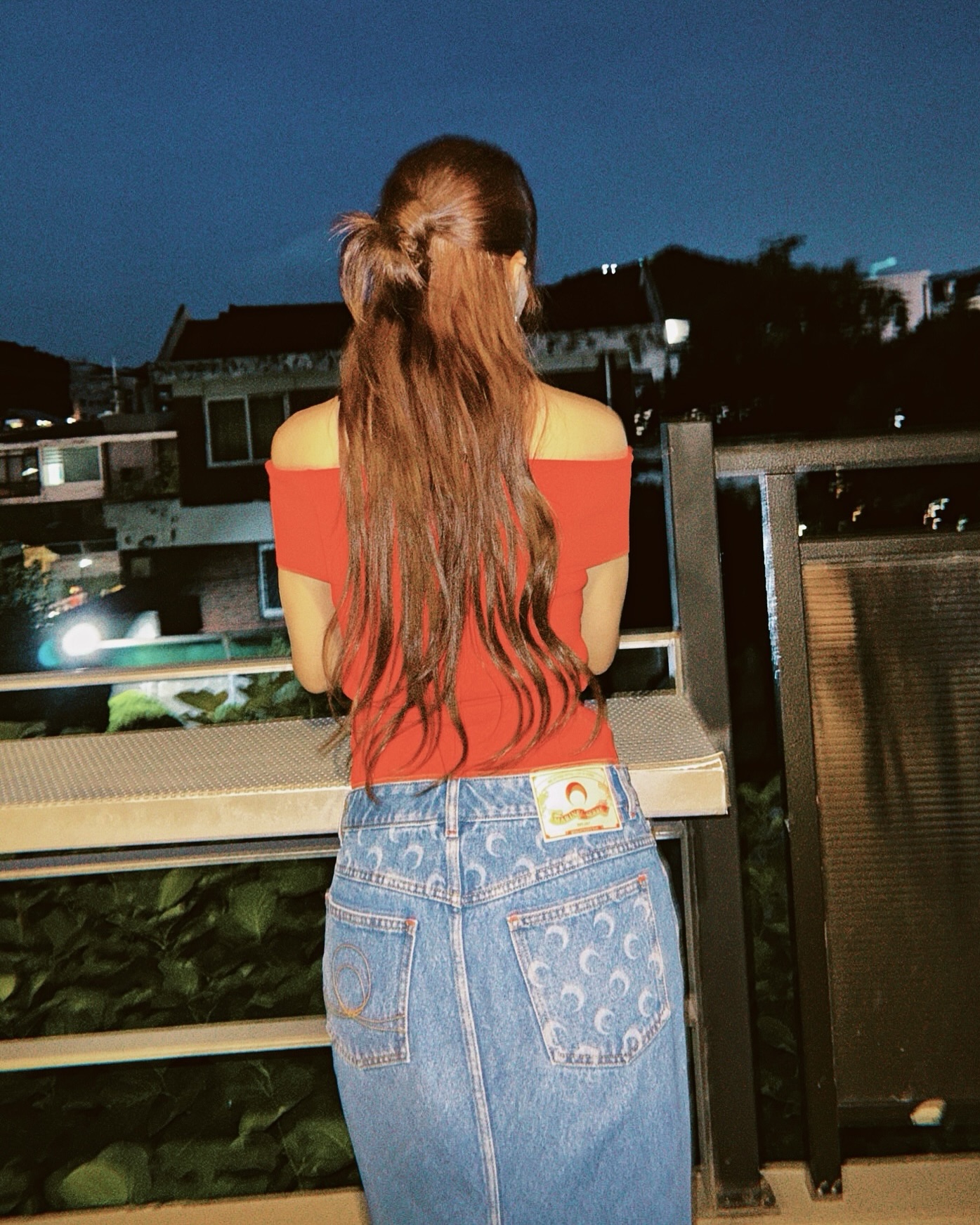 단순한 데님이 아닙니다🙅🏻‍♀️
스커트 하나로 스타일과 철학을 동시에 챙기는 법🔍✅

달빛이 가득한 롱 스커트 마린세르, 윤은혜가 보여줍니다.

마린세르는 재생과 업사이클링을 중심으로 옷을 만듭니다. 남은 원단이나 오래된 제품을 새롭게 살려 마린세르만의 무드로 재탄생시키죠. 마린세르의 옷은 스타일뿐 아니라 지속가능성까지 담아낸 것이 매력입니다.

윤은혜는 '문 레이저 데님 롱 스커트'를 레드 오프숄더와 브라운 롱부츠에 매치해 스타일을 완성했습니다. 마린세르의 시그니처 달 그래픽 패턴으로 힙하게, 오프숄더로 여성스러운 무드까지 챙겼습니다.

마린세르는 올해 초 레페토와 협업한 슈즈도 발매했습니다. 예쁘면서 환경까지 생각하는 브랜드 마린세르를 경험해 보는 건 어떠신가요?  이미지4