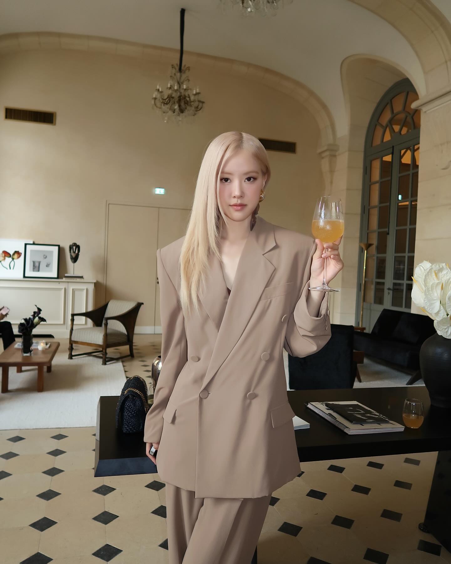 출근길 고민 줄이기⏰ 누구나 쉽게 따라 입는 블레이저 셋업으로 모던함 장착✨💼 이미지