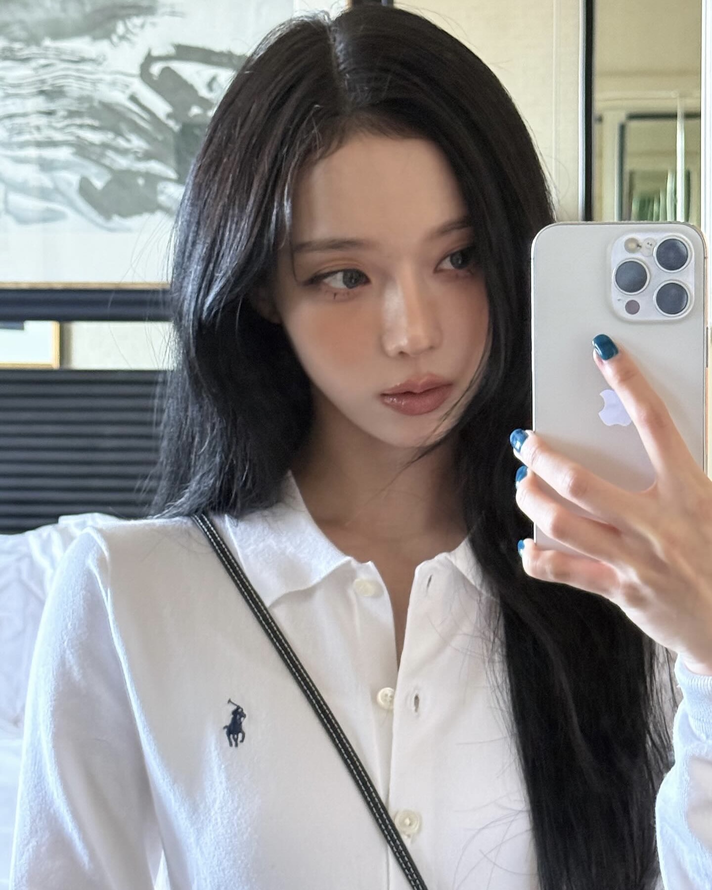 덜어내는 게 더 예쁜 거 알지?🤍
이번 달 네일은 에스파 원톤 컬러 네일 참고해보세요💅✨ 이미지