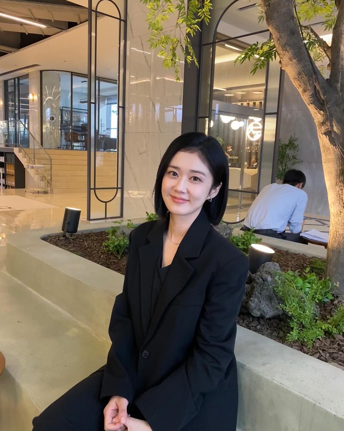 출근길 고민 줄이기⏰
누구나 쉽게 따라 입는 블레이저 셋업으로 모던함 장착✨💼 이미지4