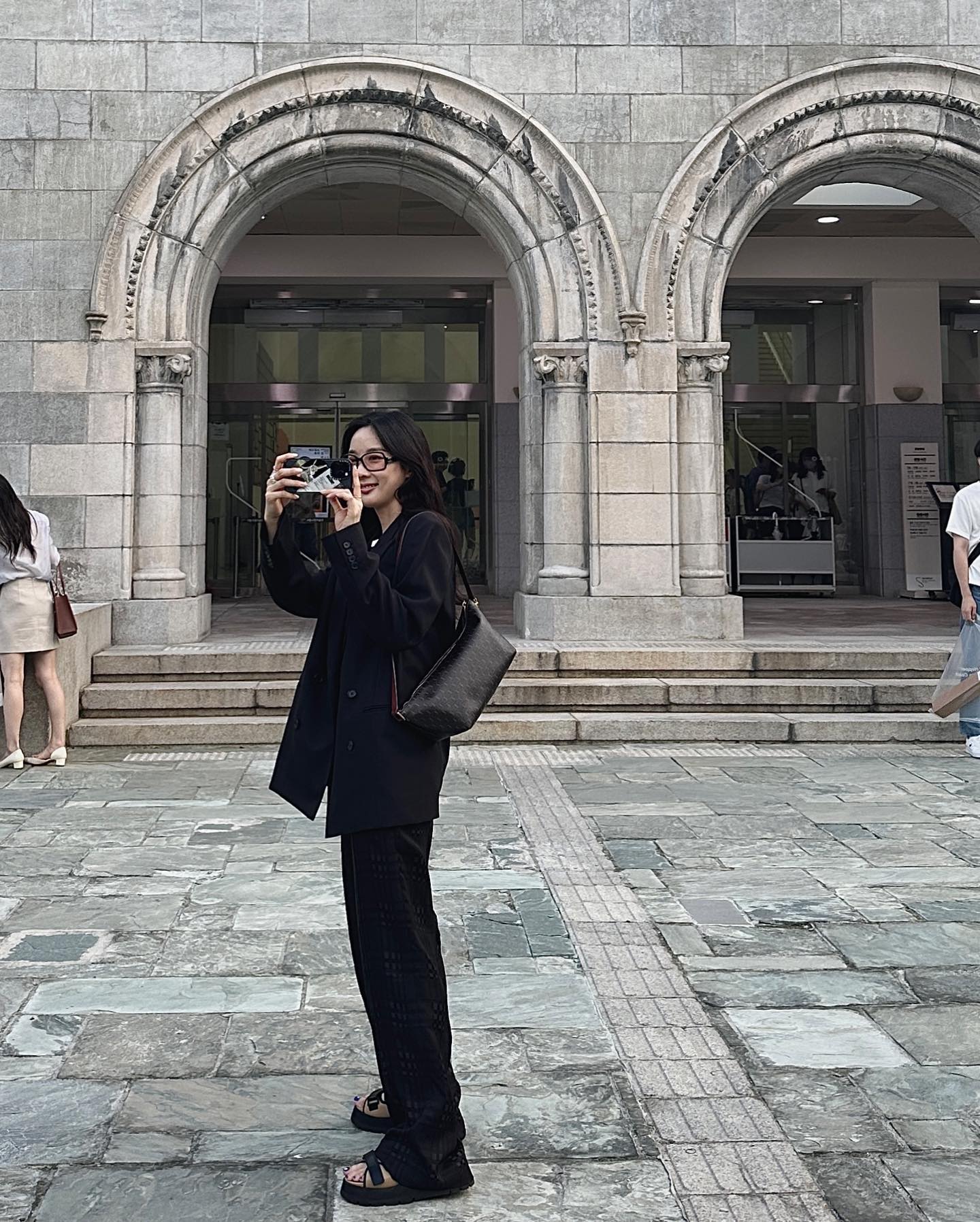 출근길 고민 줄이기⏰
누구나 쉽게 따라 입는 블레이저 셋업으로 모던함 장착✨💼 이미지2