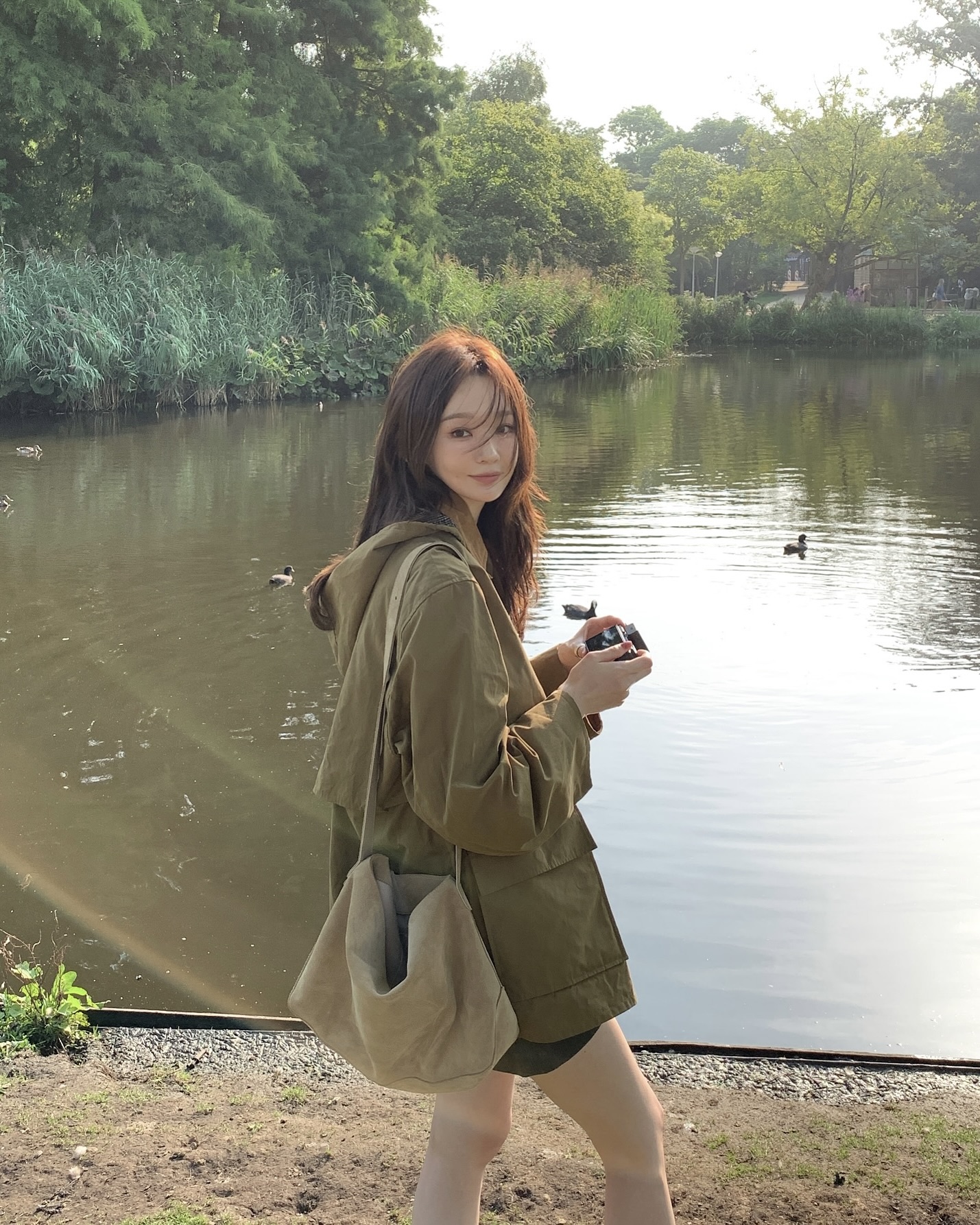이게 바로 가을의 향기🫧
잔향까지 책임지는 강민경 픽 가을 향수 4가지🤎✨

가을 날씨에 잘 어울리는 향수, 지금 소개해드릴게요.

1. 바이레도 집시 워터, 20만 원대
시트러스와 향나무 열매에 은은한 소나무와 인센스가 더해져 차분한 무드를 전합니다. 샌달우드와 바닐라의 부드러운 조합이 포근한 잔향으로 이어지는 향수입니다.

2. 프레데릭 말 포트레이트 오브 어 레이디, 20만 원대
셀럽들이 많이 사용하는 프레데릭 말의 대표 향입니다. 짙은 로즈와 패츌리, 블랙커런트가 어우러진 플로럴 향에 프랑킨센스가 더해져 스모키하면서도 우디한 잔향을 남깁니다.

3. 프레데릭 말, 엉 빠썽, 30만 원대
라일락과 은방울꽃의 맑고 투명한 향에 워터리 노트가 더해져 청초한 분위기를 전합니다. 화이트 머스크와 시더 우드가 어우러져 은은하고 부드러운 잔향을 남깁니다.

4.르 라보 상탈 33, 30만 원대
호주산 샌달우드와 시더우드가 어우러진 스모키한 우디 향입니다.  스파이시한 가죽 노트에 머스크의 부드러움이 더해져 은은하고 센슈얼한 잔향을 남깁니다. 이미지2