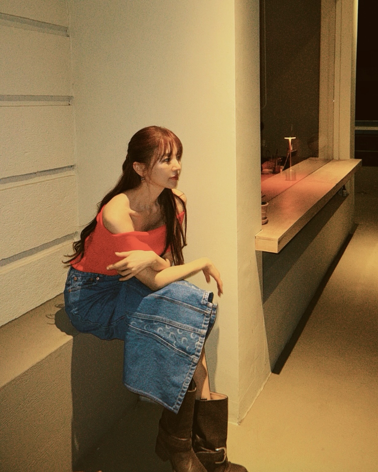 단순한 데님이 아닙니다🙅🏻‍♀️
스커트 하나로 스타일과 철학을 동시에 챙기는 법🔍✅

달빛이 가득한 롱 스커트 마린세르, 윤은혜가 보여줍니다.

마린세르는 재생과 업사이클링을 중심으로 옷을 만듭니다. 남은 원단이나 오래된 제품을 새롭게 살려 마린세르만의 무드로 재탄생시키죠. 마린세르의 옷은 스타일뿐 아니라 지속가능성까지 담아낸 것이 매력입니다.

윤은혜는 '문 레이저 데님 롱 스커트'를 레드 오프숄더와 브라운 롱부츠에 매치해 스타일을 완성했습니다. 마린세르의 시그니처 달 그래픽 패턴으로 힙하게, 오프숄더로 여성스러운 무드까지 챙겼습니다.

마린세르는 올해 초 레페토와 협업한 슈즈도 발매했습니다. 예쁘면서 환경까지 생각하는 브랜드 마린세르를 경험해 보는 건 어떠신가요?  이미지6