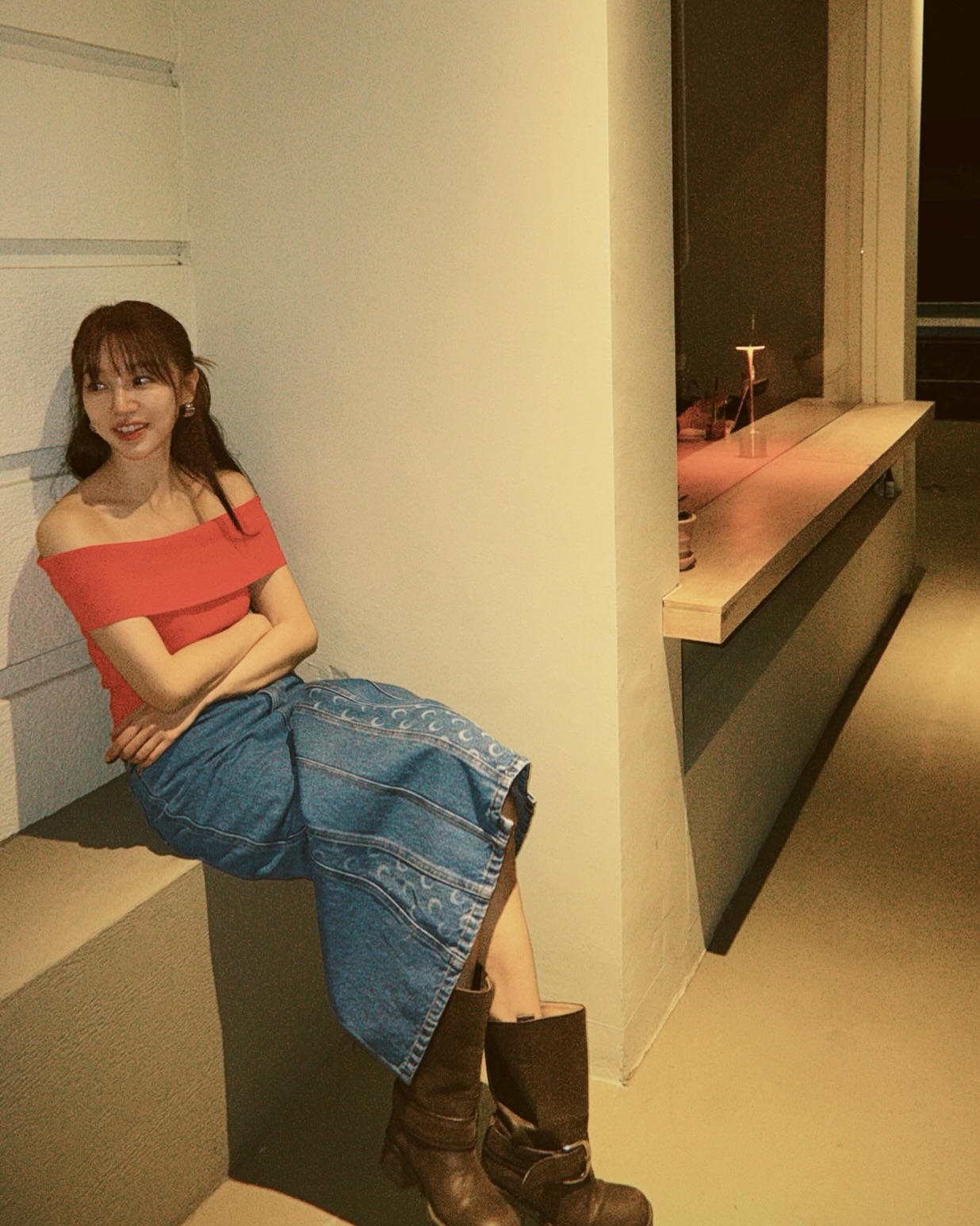 단순한 데님이 아닙니다🙅🏻‍♀️
스커트 하나로 스타일과 철학을 동시에 챙기는 법🔍✅

달빛이 가득한 롱 스커트 마린세르, 윤은혜가 보여줍니다.

마린세르는 재생과 업사이클링을 중심으로 옷을 만듭니다. 남은 원단이나 오래된 제품을 새롭게 살려 마린세르만의 무드로 재탄생시키죠. 마린세르의 옷은 스타일뿐 아니라 지속가능성까지 담아낸 것이 매력입니다.

윤은혜는 '문 레이저 데님 롱 스커트'를 레드 오프숄더와 브라운 롱부츠에 매치해 스타일을 완성했습니다. 마린세르의 시그니처 달 그래픽 패턴으로 힙하게, 오프숄더로 여성스러운 무드까지 챙겼습니다.

마린세르는 올해 초 레페토와 협업한 슈즈도 발매했습니다. 예쁘면서 환경까지 생각하는 브랜드 마린세르를 경험해 보는 건 어떠신가요?  이미지7