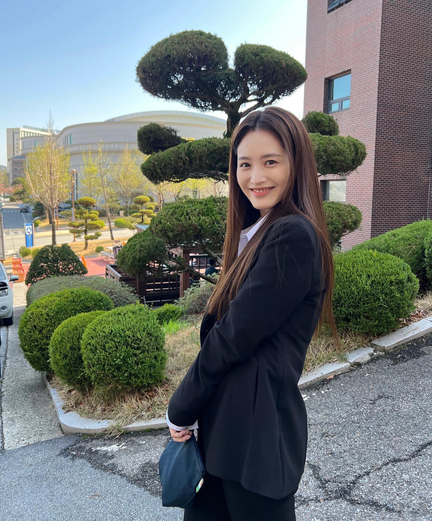 출근길 고민 줄이기⏰
누구나 쉽게 따라 입는 블레이저 셋업으로 모던함 장착✨💼 이미지