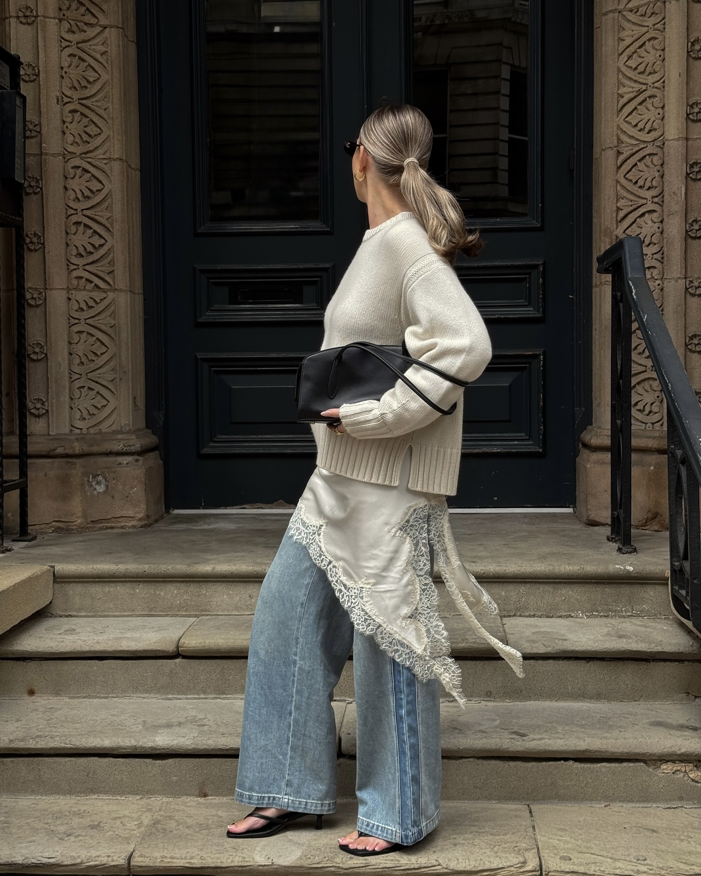 가을 바람에 살랑이는 레이스🫧
이렇게 입어주기✅🤍 올가을 레이스를 입는 3가지 꿀팁
옷장에 있는 레이스 아이템, 그동안 멈칫했다면 지금 꺼내보세요.
최근 해외 인플루언서들이 레이스와 와이드팬츠를 매치해 페미닌과 캐주얼 무드를 동시에 살리는 스타일링을 즐기고 있습니다. 포인트는 허리 라인에 드러나는 레이스입니다.
1. 자라 새틴 레이스 원피스, 7만 원대
하트 네크라인의 심플한 새틴 원피스 위에 오버사이즈 스웨트를 매치해, 허리 라인에만 레이스가 드러나도록 연출했습니다. 우아하면서도 스트리트한 무드를 동시에 살린 스타일로 간절기에 제격입니다. 
2. 자라 ZW 컬렉션 언밸런스 레이스 원피스,10만 원대
비대칭 레이스 디테일의 새틴 원피스를 올 화이트 룩에 매치했습니다. 여기서 포인트는 원피스 위에 맨투맨을 입어 허리 라인에만 블랙 레이스가 드러나도록 한 것인데요, 여성스러우면서도 데일리한 스타일입니다.
3. 비라 비사벨 레이스 미디 스커트, 6만 원대
페미닌한 미디 스커트로, 데님 팬츠 위에 레이어드하고 무지티와 재킷을 매치해 포멀함과 캐주얼을 동시에 잡았습니다. 루이비통 스피디백으로 세련된 레트로 무드를 더했습니다. 원피스가 없다면 스커트를 레이어링해보세요. 이미지