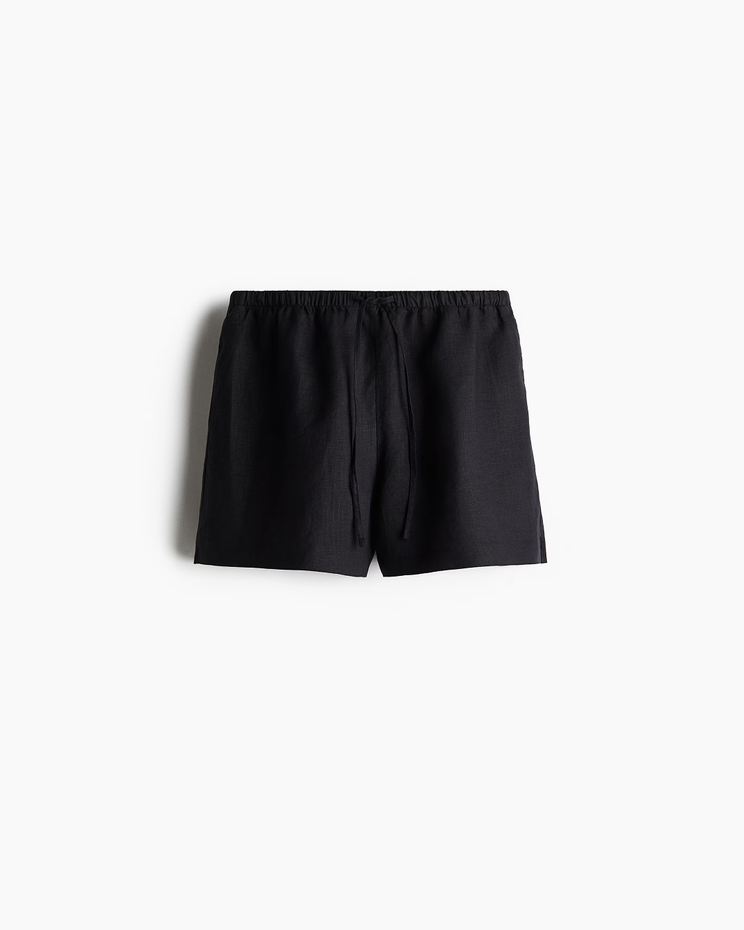 9월 하객룩 필요한 사람 모여라🔥
팬츠 기장에 따라 완성하는 3가지 무드 하객룩 공식

블랙 기본 자켓에 팬츠 길이만 다르게 매치해 보세요. 

1. 숏팬츠 h&m 리넨 드로스트링 쇼츠, 3만 원대
숏팬츠는 자칫 가벼워 보일 수 있지만, 블라우스나 슬리브리스 톱과 함께 매치하면 포멀한 매력을 드러냅니다. 여기에 발레리나 슈즈를 더하면 하객룩에도, 일상에도 자연스러운 무드가 완성됩니다.

2. 미디팬츠 자라 ZW 컬렉션 롱 버뮤다 팬츠, 7만 원대
무릎 기장의 버뮤다 팬츠는 롱부츠와의 조합은 힙한 느좋녀 스타일을 연출합니다. 단정함만 강조돼 지루할 수 있는 하객룩에 포인트를 주며, 활동성과 스타일을 동시에 살릴 수 있는 실용적인 선택입니다.

3. 와이드 슬랙스 안디아타 기타 트라우저, 49만 원대
와이드 슬랙스는 클래식하면서도 가장 안정적인 하객룩의 정석입니다. 넉넉한 실루엣이 자켓과 조화를 이루며 체형을 보완하고, 세련되게 연출합니다. 스카프로 마무리해 우아한 무드를 살려보세요. 이미지3
