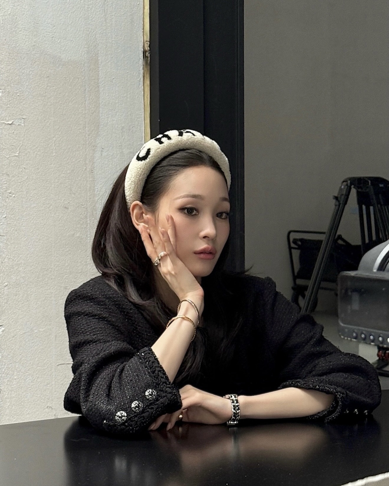 예쁜 여자들은 다 샤넬만 해✨ 하나만 껴도 예쁘고, 레이어드하면 더 예쁜 것은?💍🤍  데일리에 착용하기 좋은 샤넬 주얼리, 지금 소개해 드릴게요.  1. 샤넬 코코 크러쉬 미니, 200만 원대 퀼팅 모티프가 더해진 미니 모델로, 단독으로는 심플하게 착용하거나 다른 링과 함께 레이어링 하기 좋은 반지입니다. 애니는 골드 미니 링을 믹스해 고급스러운 레이어링 스타일링을 연출했습니다. 	 2.샤넬 코코 크러쉬 링, 900만 원대 18K 화이트 골드와 다이아몬드가 세팅된 모델로, 단독으로 세련되게 착용할 수 있는 디자인입니다. 애니는 트위드 재킷과 함께 매치해 우아하면서도 고급스러운 무드를 완성했습니다.  3. 샤넬 코코 브레이슬릿 미니, 800만 원대 퀼팅 모티프 브레이슬릿으로, 다른 주얼리와 함께 레이어링하기 좋은 디자인입니다. 영서는 스트라이프 니트와 가디건에 매치해 데일리룩에 고급스러운 포인트를 더했습니다.  4. 샤넬 코코 브레이슬릿, 1,000만 원대 18k 화이트 골드에 퀄팅 모티프가 더해진 미니 사이즈 브레이슬릿입니다. 영서는 같은 디자인의 실버 브레이슬릿과 함께 레이어드해 데일리하게 활용하기 좋은 스타일링을 완성했습니다. 이미지
