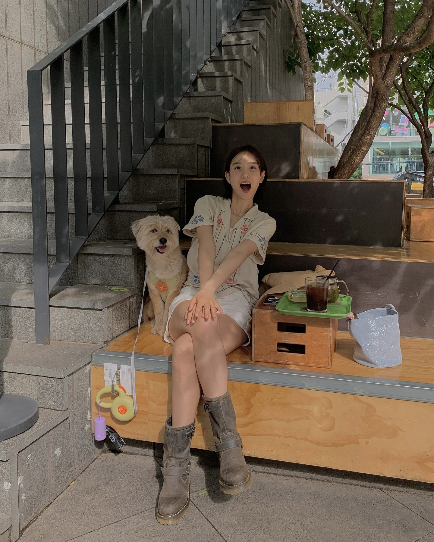 빈티지 감성 풀장착🍁
가을 부츠 장만하기 전 🧚🏻 ✨미들 부츠 참고해 보자

가을부터 겨울까지 활용하기 좋은 부츠 3가지를 소개합니다.

1. 이자벨 마랑 에드리카 드레이프 부츠, 240만 원대
김민주가 착용한 스웨이드 부츠는 브랜드 로고가 새겨진 금속 디테일과 가죽 스트랩, 루즈하게 잡힌 드레이프 디테일이 특징입니다. 김민주는 스웨이드 자켓과 매치해 고급스러운 보헤미안 무드를 완성했습니다.

2. 팀버랜드 워터프루프 워커부츠, 27만 원대
예지가 신은 워커 부츠는 목 부분을 감싸는 부드러운 패딩 카라가 적용돼 착용감이 좋고, 견고한 스티치 라인이 더해져 심플하면서도 클래식한 무드를 더해줍니다. 예지는 카고 팬츠와 헤어밴드에 매치해 스트릿 룩을, 홀터넥과 매치해 키치함을 더했습니다.

3. 닥터마틴 애니스톤 가죽 바이커 부츠, 39만 원대
장희령이 착용한 부츠는 빈티지한 워싱 가죽 소재에 금속 하드웨어와 조절 가능한 버클 스트랩이 더해져 투박하면서도 강렬한 실루엣이 특징입니다. 장희령은 화이트 쇼츠와 빈티지한 반팔 셔츠에 매치해 발랄하면서 매니시한 룩을 완성했습니다.  이미지7