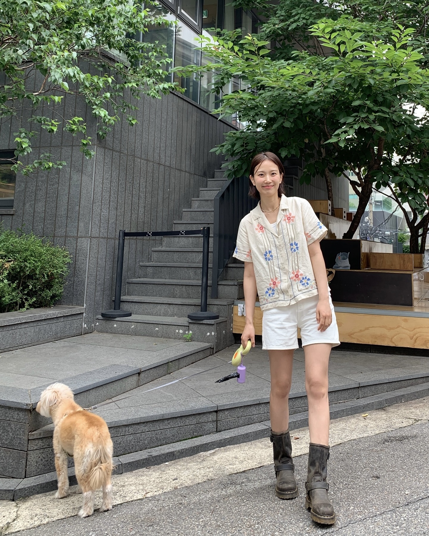 빈티지 감성 풀장착🍁
가을 부츠 장만하기 전 🧚🏻 ✨미들 부츠 참고해 보자

가을부터 겨울까지 활용하기 좋은 부츠 3가지를 소개합니다.

1. 이자벨 마랑 에드리카 드레이프 부츠, 240만 원대
김민주가 착용한 스웨이드 부츠는 브랜드 로고가 새겨진 금속 디테일과 가죽 스트랩, 루즈하게 잡힌 드레이프 디테일이 특징입니다. 김민주는 스웨이드 자켓과 매치해 고급스러운 보헤미안 무드를 완성했습니다.

2. 팀버랜드 워터프루프 워커부츠, 27만 원대
예지가 신은 워커 부츠는 목 부분을 감싸는 부드러운 패딩 카라가 적용돼 착용감이 좋고, 견고한 스티치 라인이 더해져 심플하면서도 클래식한 무드를 더해줍니다. 예지는 카고 팬츠와 헤어밴드에 매치해 스트릿 룩을, 홀터넥과 매치해 키치함을 더했습니다.

3. 닥터마틴 애니스톤 가죽 바이커 부츠, 39만 원대
장희령이 착용한 부츠는 빈티지한 워싱 가죽 소재에 금속 하드웨어와 조절 가능한 버클 스트랩이 더해져 투박하면서도 강렬한 실루엣이 특징입니다. 장희령은 화이트 쇼츠와 빈티지한 반팔 셔츠에 매치해 발랄하면서 매니시한 룩을 완성했습니다.  이미지9