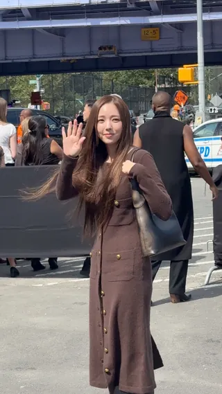 코치(COACH) 2026 S/S 뉴욕패션위크 런웨이 현장✨
뉴욕의 자유롭고 당당한 에너지를 담아낸 코치의 2026 봄, 여름 컬렉션! 쇼 현장에서 만난 배우 채수빈과 코치의 글로벌 엠버서더 소연! 반가운 인사말과 함께 소개하는 오늘 룩의 포인트를 알아 볼까요? 이미지