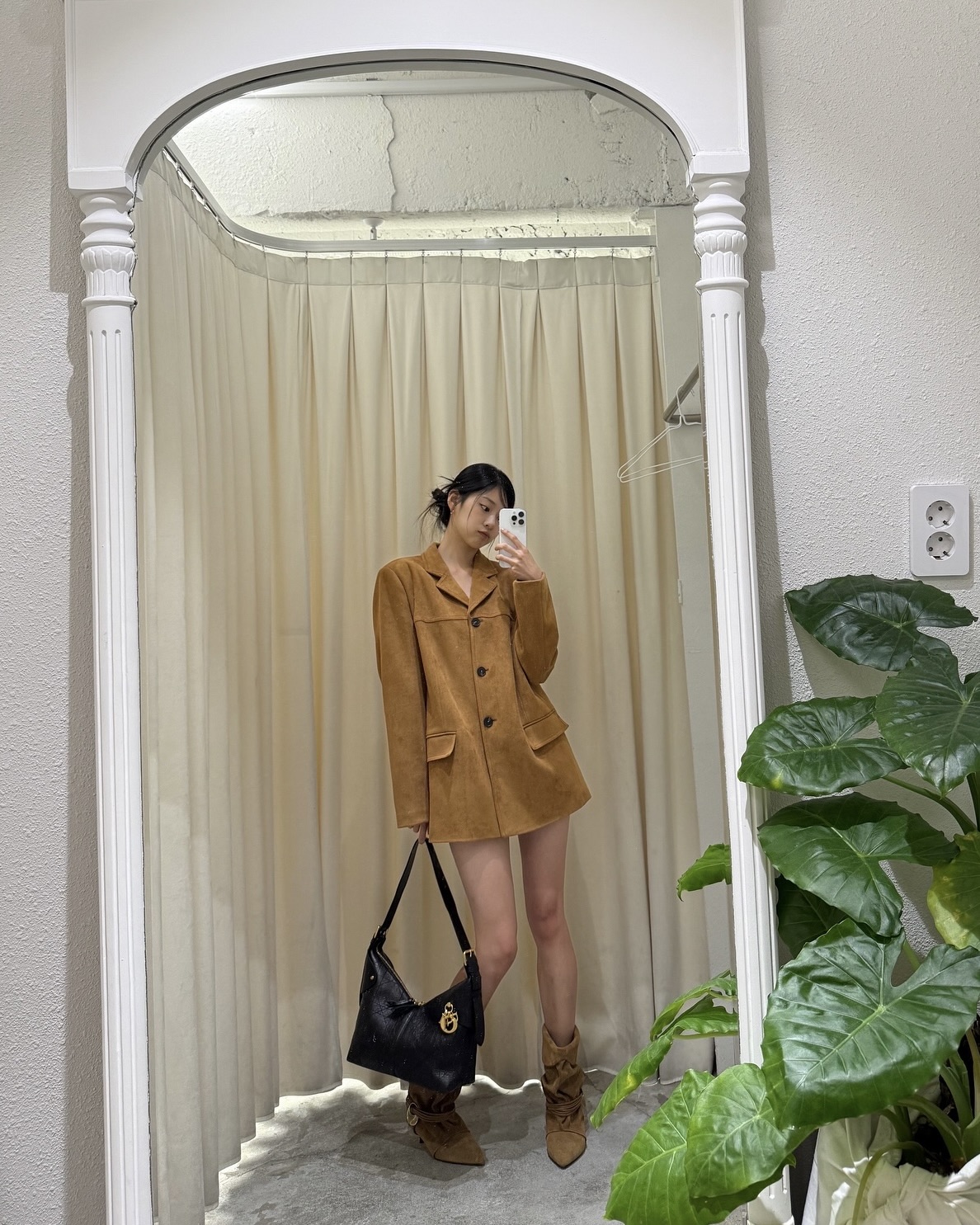 빈티지 감성 풀장착🍁
가을 부츠 장만하기 전 🧚🏻 ✨미들 부츠 참고해 보자

가을부터 겨울까지 활용하기 좋은 부츠 3가지를 소개합니다.

1. 이자벨 마랑 에드리카 드레이프 부츠, 240만 원대
김민주가 착용한 스웨이드 부츠는 브랜드 로고가 새겨진 금속 디테일과 가죽 스트랩, 루즈하게 잡힌 드레이프 디테일이 특징입니다. 김민주는 스웨이드 자켓과 매치해 고급스러운 보헤미안 무드를 완성했습니다.

2. 팀버랜드 워터프루프 워커부츠, 27만 원대
예지가 신은 워커 부츠는 목 부분을 감싸는 부드러운 패딩 카라가 적용돼 착용감이 좋고, 견고한 스티치 라인이 더해져 심플하면서도 클래식한 무드를 더해줍니다. 예지는 카고 팬츠와 헤어밴드에 매치해 스트릿 룩을, 홀터넥과 매치해 키치함을 더했습니다.

3. 닥터마틴 애니스톤 가죽 바이커 부츠, 39만 원대
장희령이 착용한 부츠는 빈티지한 워싱 가죽 소재에 금속 하드웨어와 조절 가능한 버클 스트랩이 더해져 투박하면서도 강렬한 실루엣이 특징입니다. 장희령은 화이트 쇼츠와 빈티지한 반팔 셔츠에 매치해 발랄하면서 매니시한 룩을 완성했습니다.  이미지2