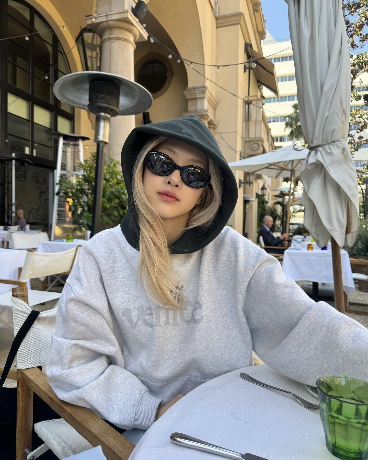 주말엔 후드티 하나로 코디하기☕️
집 앞 카페 갈때도 편안하고 예쁘게✨ 간절기 코디 완성🤎 이미지3