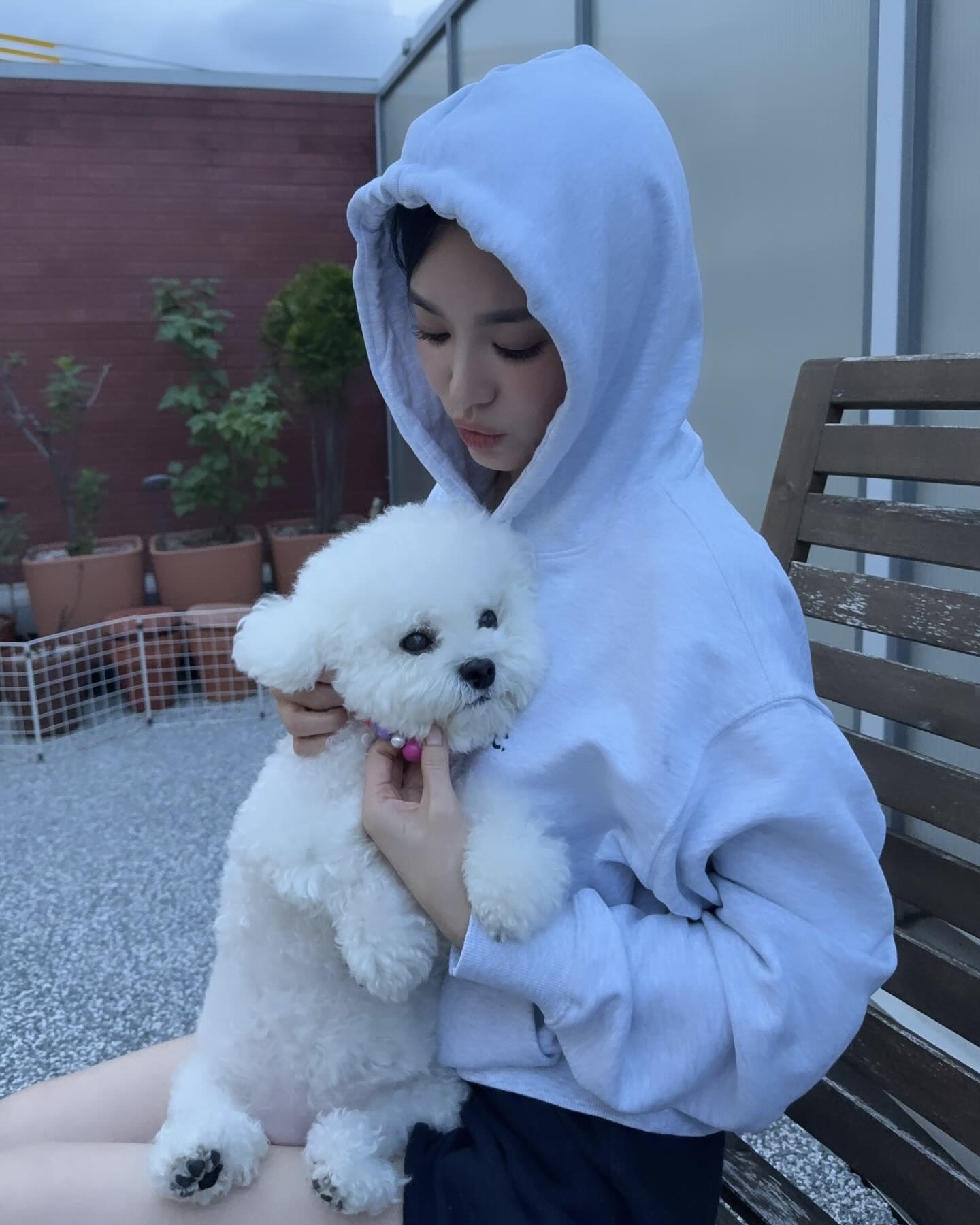 주말엔 후드티 하나로 코디하기☕️ 집 앞 카페 갈때도 편안하고 예쁘게✨ 간절기 코디 완성🤎 이미지