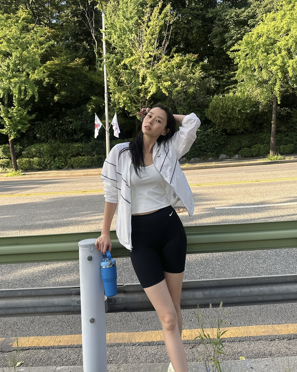 운동 갈 때 이 조합 못 참지🔥
권나라가 말아주는 운동복과 필수 아이템 가져왔어🏃‍♀️✨

권나라 그대로 따라해 나가기만 하면 되는 세트를 소개합니다.

1. 나이키 윈드러너 여성 루즈 UV 우븐 풀집 재킷, 14만 원대
가볍고 통풍이 잘되는 소재로 활동하기에 편안한 아이템입니다. 권나라는 슬리브리스에 루즈핏 윈드러너를 걸쳐 스포티하면서도 캐주얼한 무드를 살렸습니다.

2. 나이키 드라이핏 원 하이웨이스트 7인치 바이커 쇼츠, 5만 원대
몸에 밀착되는 실루엣이지만 신축성이 뛰어나 자유로운 움직임이 가능합니다. 나이키 루즈핏 윈드러너와 함께 입어 균형 잡힌 운동룩을 연출했습니다.

3. 스탠리 아이스플로우, 4만 원대
운동할 땐 수분 보충이 필수인데요. 음료의 온도를 오래 유지할 수 있는 텀블러입니다. 꾸준히 사랑받고 있는 스탠리로 실용성과 트렌드를 동시에 챙겼습니다. 이미지