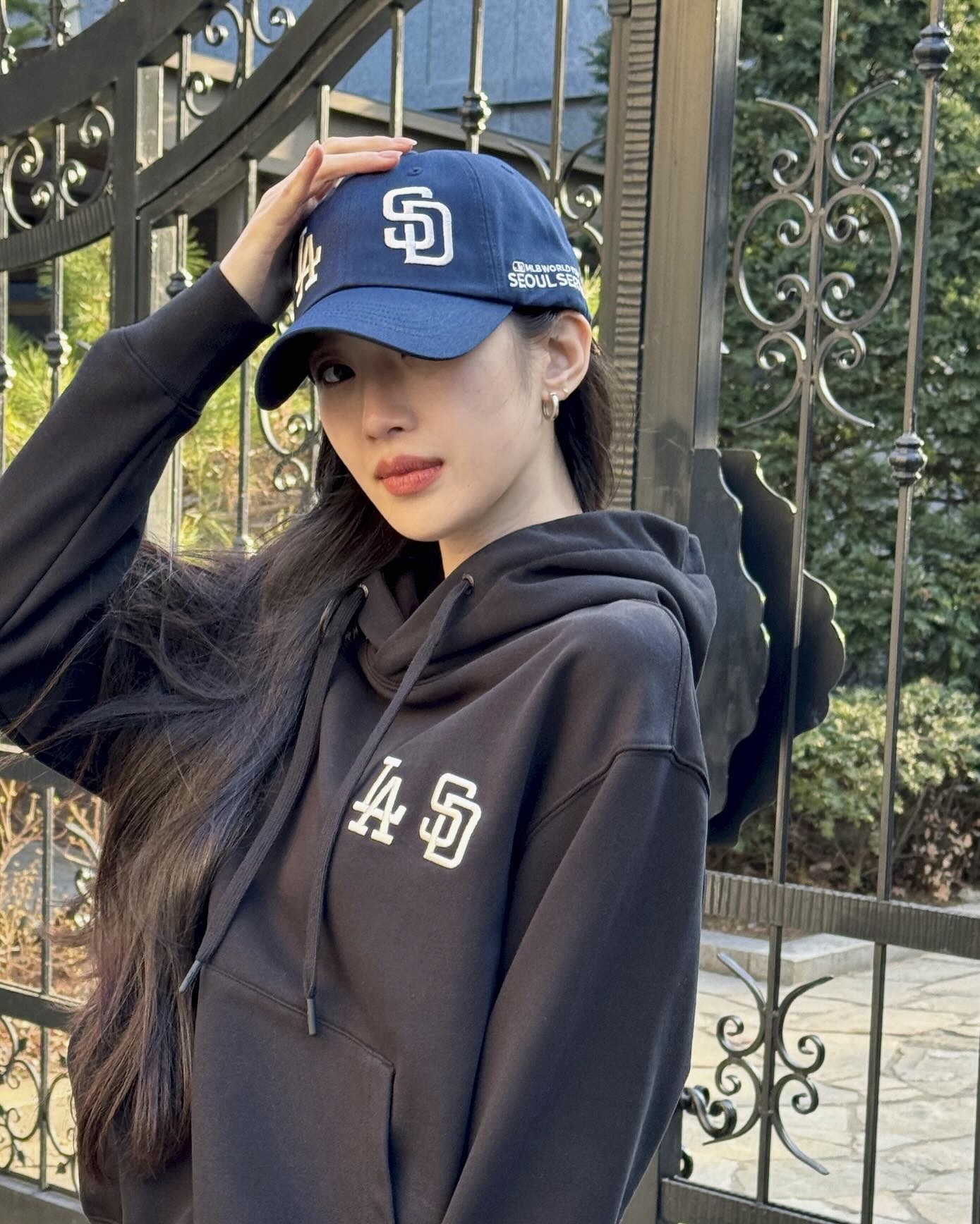 주말엔 후드티 하나로 코디하기☕️
집 앞 카페 갈때도 편안하고 예쁘게✨ 간절기 코디 완성🤎 이미지4