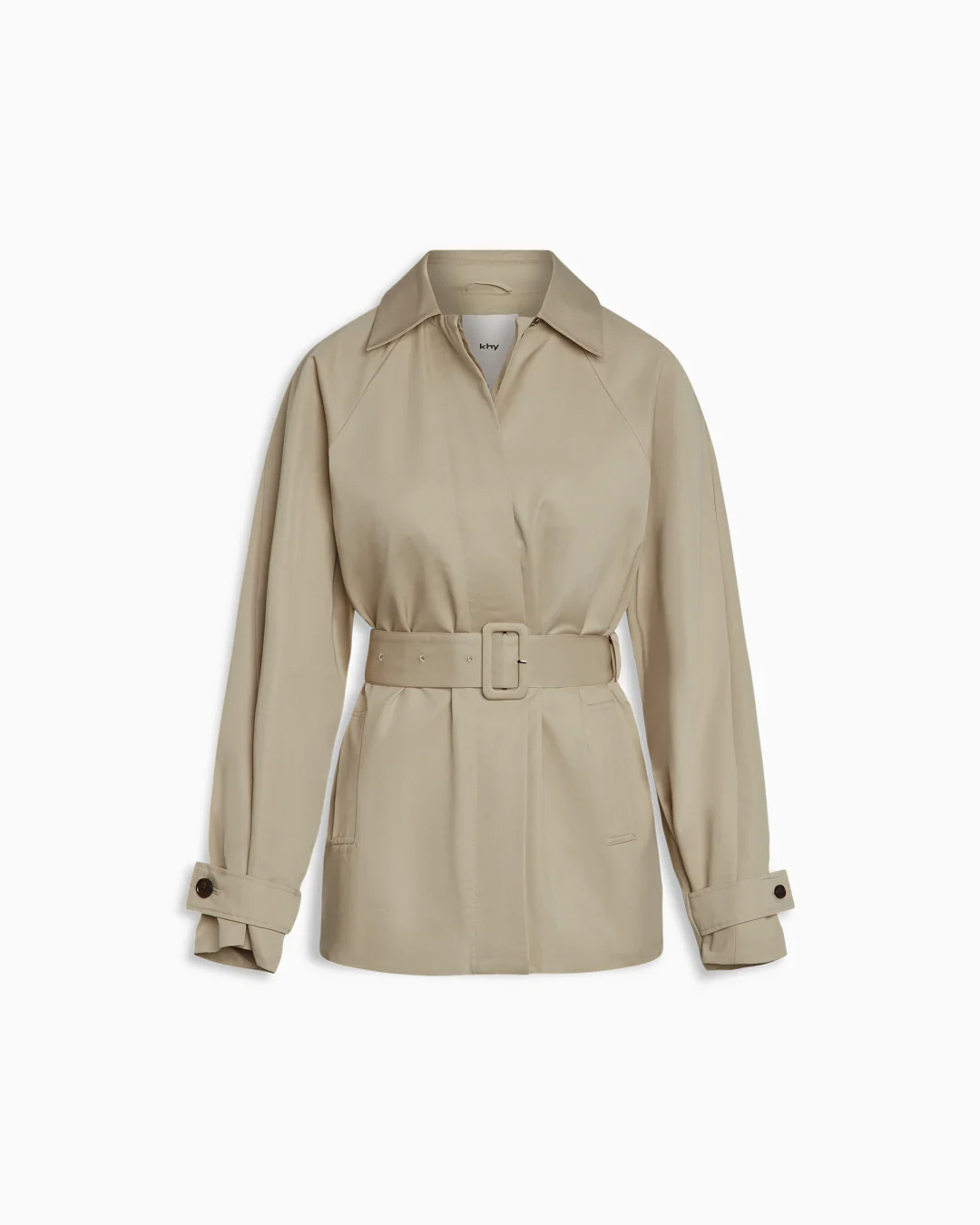 Khy x HYDRA의 아우터 컬렉션🧥
올가을 트렌드 다 담은 카일리 제너의 간절기 신상 아우터🤎✨
카일리 제너의 브랜드 Khy가 가을 컬렉션을 공개했습니다.
Khy는 카일리 제너가 론칭한 브랜드로 이번 시즌에는 HYDRA와 협업해 지속성을 강조한 가을 아우터 컬렉션을 선보였는데요. 이번 컬렉션은 최근 가을 트렌드로 떠오른 숏 트렌치를 비롯해 롱 트렌치와 크롭 파카까지 다양하게 구성되었습니다.
1. 숏 트렌치 코트, 30만 원대
허리 벨트로 실루엣을 조절할 수 있는 숏 기장의 트렌치 코트입니다. 드롭 숄더와 박시한 핏으로 여유로운 무드를 주며, 단정한 카라가 세련된 인상을 완성해줍니다.
2. 릴렉스 트렌치 코트, 40만 원대
클래식한 무드가 돋보이는 트렌치 코트로, 벨트와 후드가 탈부착되어 다양한 분위기를 연출할 수 있습니다. 드롭 숄더와 여유로운 핏이 우아한 실루엣을 완성하는 아이템입니다.
3. 크롭 파카, 20만 원대
가을 트렌드로 주목받는 크롭 기장의 파카로, 후드와 커프 탭이 있어 실용성과 스타일을 모두 갖춘 아이템입니다. 허리 벨트를 조절해 여성스러운 라인을 더할 수 있습니다. 이미지3