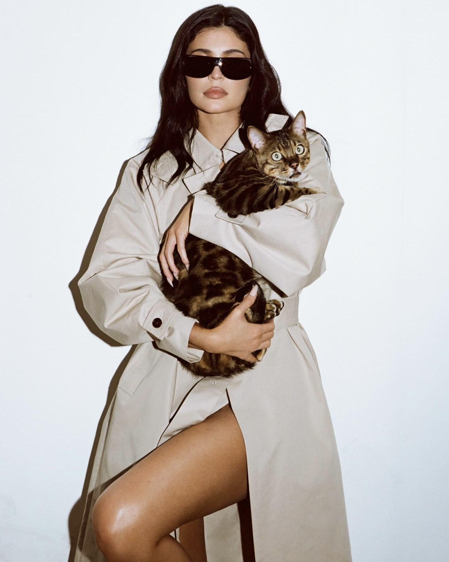 Khy x HYDRA의 아우터 컬렉션🧥
올가을 트렌드 다 담은 카일리 제너의 간절기 신상 아우터🤎✨
카일리 제너의 브랜드 Khy가 가을 컬렉션을 공개했습니다.
Khy는 카일리 제너가 론칭한 브랜드로 이번 시즌에는 HYDRA와 협업해 지속성을 강조한 가을 아우터 컬렉션을 선보였는데요. 이번 컬렉션은 최근 가을 트렌드로 떠오른 숏 트렌치를 비롯해 롱 트렌치와 크롭 파카까지 다양하게 구성되었습니다.
1. 숏 트렌치 코트, 30만 원대
허리 벨트로 실루엣을 조절할 수 있는 숏 기장의 트렌치 코트입니다. 드롭 숄더와 박시한 핏으로 여유로운 무드를 주며, 단정한 카라가 세련된 인상을 완성해줍니다.
2. 릴렉스 트렌치 코트, 40만 원대
클래식한 무드가 돋보이는 트렌치 코트로, 벨트와 후드가 탈부착되어 다양한 분위기를 연출할 수 있습니다. 드롭 숄더와 여유로운 핏이 우아한 실루엣을 완성하는 아이템입니다.
3. 크롭 파카, 20만 원대
가을 트렌드로 주목받는 크롭 기장의 파카로, 후드와 커프 탭이 있어 실용성과 스타일을 모두 갖춘 아이템입니다. 허리 벨트를 조절해 여성스러운 라인을 더할 수 있습니다. 이미지4