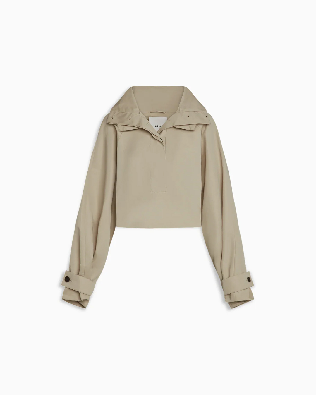 Khy x HYDRA의 아우터 컬렉션🧥
올가을 트렌드 다 담은 카일리 제너의 간절기 신상 아우터🤎✨
카일리 제너의 브랜드 Khy가 가을 컬렉션을 공개했습니다.
Khy는 카일리 제너가 론칭한 브랜드로 이번 시즌에는 HYDRA와 협업해 지속성을 강조한 가을 아우터 컬렉션을 선보였는데요. 이번 컬렉션은 최근 가을 트렌드로 떠오른 숏 트렌치를 비롯해 롱 트렌치와 크롭 파카까지 다양하게 구성되었습니다.
1. 숏 트렌치 코트, 30만 원대
허리 벨트로 실루엣을 조절할 수 있는 숏 기장의 트렌치 코트입니다. 드롭 숄더와 박시한 핏으로 여유로운 무드를 주며, 단정한 카라가 세련된 인상을 완성해줍니다.
2. 릴렉스 트렌치 코트, 40만 원대
클래식한 무드가 돋보이는 트렌치 코트로, 벨트와 후드가 탈부착되어 다양한 분위기를 연출할 수 있습니다. 드롭 숄더와 여유로운 핏이 우아한 실루엣을 완성하는 아이템입니다.
3. 크롭 파카, 20만 원대
가을 트렌드로 주목받는 크롭 기장의 파카로, 후드와 커프 탭이 있어 실용성과 스타일을 모두 갖춘 아이템입니다. 허리 벨트를 조절해 여성스러운 라인을 더할 수 있습니다. 이미지7