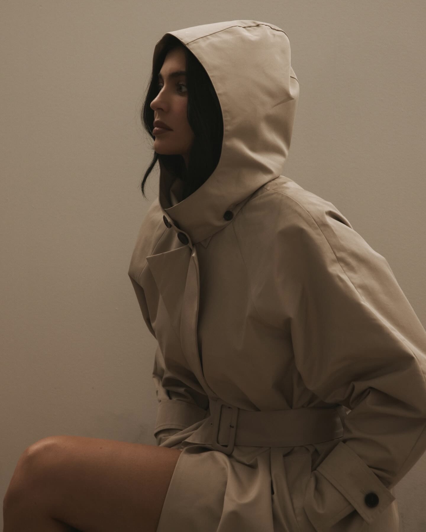 Khy x HYDRA의 아우터 컬렉션🧥
올가을 트렌드 다 담은 카일리 제너의 간절기 신상 아우터🤎✨
카일리 제너의 브랜드 Khy가 가을 컬렉션을 공개했습니다.
Khy는 카일리 제너가 론칭한 브랜드로 이번 시즌에는 HYDRA와 협업해 지속성을 강조한 가을 아우터 컬렉션을 선보였는데요. 이번 컬렉션은 최근 가을 트렌드로 떠오른 숏 트렌치를 비롯해 롱 트렌치와 크롭 파카까지 다양하게 구성되었습니다.
1. 숏 트렌치 코트, 30만 원대
허리 벨트로 실루엣을 조절할 수 있는 숏 기장의 트렌치 코트입니다. 드롭 숄더와 박시한 핏으로 여유로운 무드를 주며, 단정한 카라가 세련된 인상을 완성해줍니다.
2. 릴렉스 트렌치 코트, 40만 원대
클래식한 무드가 돋보이는 트렌치 코트로, 벨트와 후드가 탈부착되어 다양한 분위기를 연출할 수 있습니다. 드롭 숄더와 여유로운 핏이 우아한 실루엣을 완성하는 아이템입니다.
3. 크롭 파카, 20만 원대
가을 트렌드로 주목받는 크롭 기장의 파카로, 후드와 커프 탭이 있어 실용성과 스타일을 모두 갖춘 아이템입니다. 허리 벨트를 조절해 여성스러운 라인을 더할 수 있습니다. 이미지6