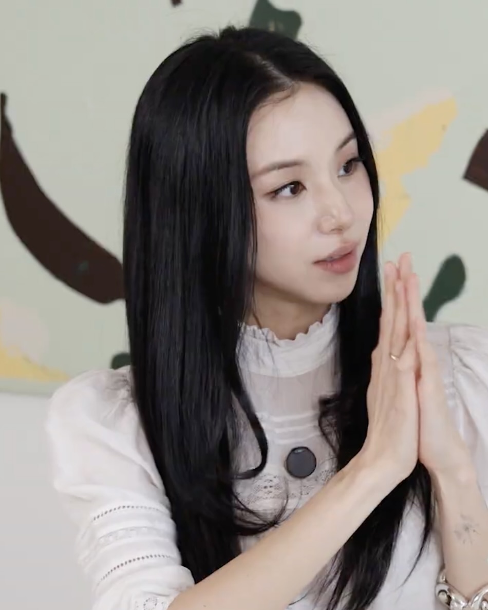 손민수할 준비 됐어?🙆🏻‍♀️ 채영의 일상 속, 도라버린 활용성 있는 잇템🔍🧚🏻 얼른 겟하자  채영의 라이프스타일 꿀템 4가지 함께 알아보아요.  1. 라이프필 코자요 숙면 베개 패드, 1만 원대  베개 커버를 자주 세탁하기 어려울 때 세균 걱정을 줄여주는 위생패드입니다. 베개 위에 올려 사용할 수 있는 간편한 제품으로 통기성과 향균 기능이 있어 산뜻하게 사용할 수 있습니다.  2. 비밸런스 아카라 극세사 마스크팩, 7천 원대 피부 진정이 필요할 때 사용하기 좋은 수분 진정 올인원 팩으로, 세럼과 알로에 베라 앰플이 가득 들어간 마스크 팩, 크림이 내장되어 있어 한 번에 스킨 케어를 할 수 있습니다.  3. 아오이로 에어디자인 하쿠도 레인 코르크 디퓨저, 30만 원대 9개의 큐빅 코르크 디퓨저와 30ml 용량의 하쿠도 레인 미스트가 포함된 제품으로, 코르크에 미스트를 뿌리면 은은한 비 향이 공간에 가득 퍼지는 디퓨저입니다.  4. 미도리 MD노트 다이어리, 1만 원대 실로 제본되어 접혀지는 부분 없이 평평하게 펼쳐져 편리하게 사용할 수 있는 공책입니다. 무지, 유선 등 다양한 페이지 구성으로 활용도가 높은 아이템입니다. 이미지