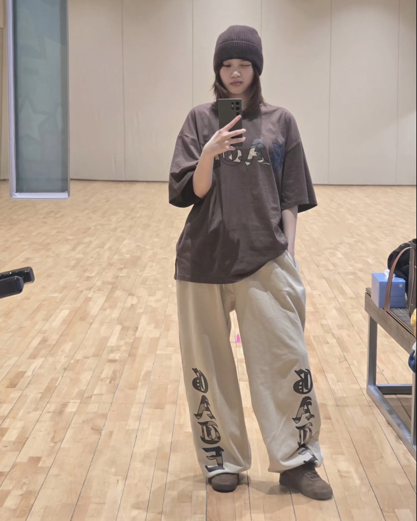 비니로 완성하는 간절기 코디🖤
덥지 않고 딱 좋은 날씨에는 비니로 데일리룩 완성하기✨🧶 이미지7