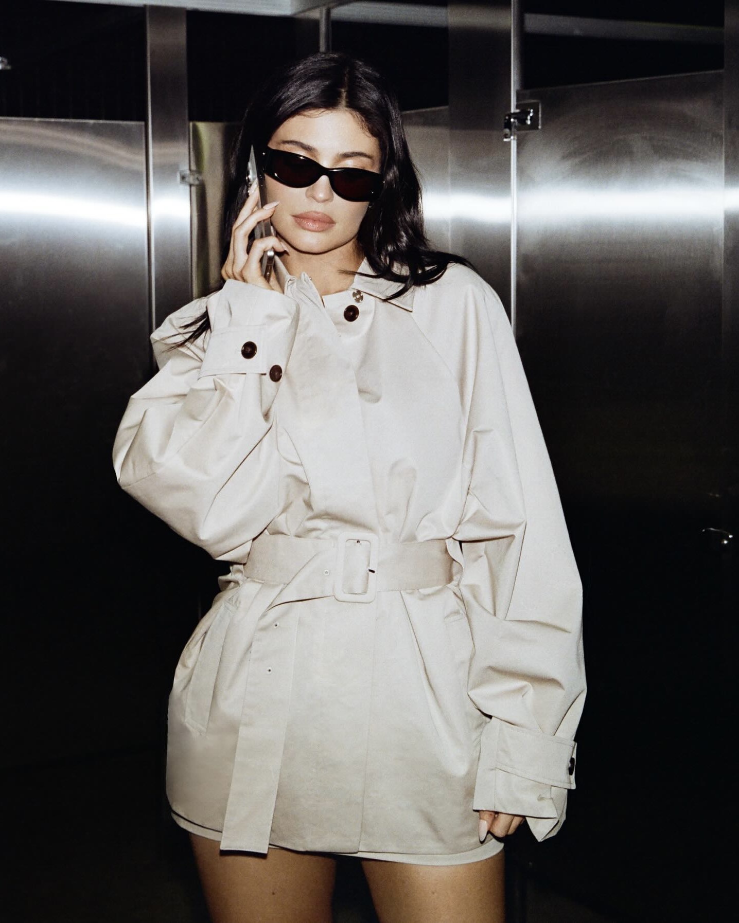 Khy x HYDRA의 아우터 컬렉션🧥
올가을 트렌드 다 담은 카일리 제너의 간절기 신상 아우터🤎✨
카일리 제너의 브랜드 Khy가 가을 컬렉션을 공개했습니다.
Khy는 카일리 제너가 론칭한 브랜드로 이번 시즌에는 HYDRA와 협업해 지속성을 강조한 가을 아우터 컬렉션을 선보였는데요. 이번 컬렉션은 최근 가을 트렌드로 떠오른 숏 트렌치를 비롯해 롱 트렌치와 크롭 파카까지 다양하게 구성되었습니다.
1. 숏 트렌치 코트, 30만 원대
허리 벨트로 실루엣을 조절할 수 있는 숏 기장의 트렌치 코트입니다. 드롭 숄더와 박시한 핏으로 여유로운 무드를 주며, 단정한 카라가 세련된 인상을 완성해줍니다.
2. 릴렉스 트렌치 코트, 40만 원대
클래식한 무드가 돋보이는 트렌치 코트로, 벨트와 후드가 탈부착되어 다양한 분위기를 연출할 수 있습니다. 드롭 숄더와 여유로운 핏이 우아한 실루엣을 완성하는 아이템입니다.
3. 크롭 파카, 20만 원대
가을 트렌드로 주목받는 크롭 기장의 파카로, 후드와 커프 탭이 있어 실용성과 스타일을 모두 갖춘 아이템입니다. 허리 벨트를 조절해 여성스러운 라인을 더할 수 있습니다. 이미지2