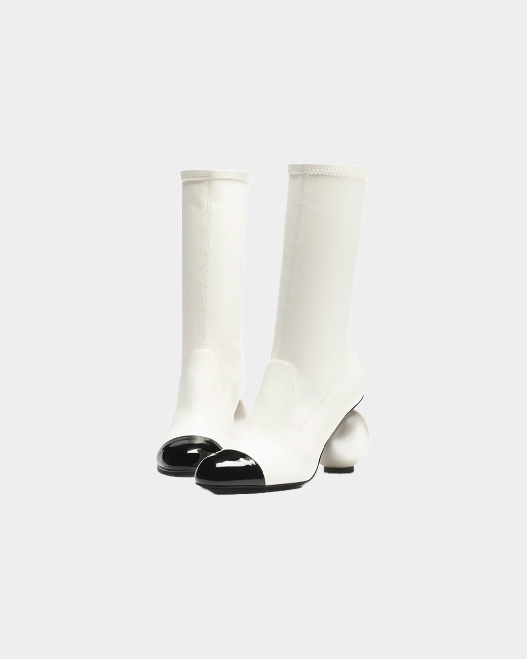 눈이 즐거운 샤넬 왕진주 하이 부츠💎
발끝 진주 퍼레이드❤️‍🔥💖이 부츠에서 눈을 뗄 수 없을 거야

이번 샤넬 F/W 레디 투 웨어 컬렉션의 화제는 바로 진주였는데요. 왕진주 부츠로 부드럽고 광택감 있는 랩스킨과 송아지 가죽을 활용한 하이 부츠는 소재만으로도 고급스러움을 드러냅니다.

가장 시선을 사로잡는 디테일은 힐입니다. 굽 전체를 커다란 진주 형태로 구현해 샤넬 특유의 클래식한 감각을 유지하면서도 여성스러움을 한층 부각시켰죠. 

이와 함께 이번 컬렉션은 리본, 진주, 트위드와 같은 상징적인 제품들을 크기, 길이, 비율의 변주를 통해 재해석하며 새로운 무드를 불어넣었습니다. 이미지