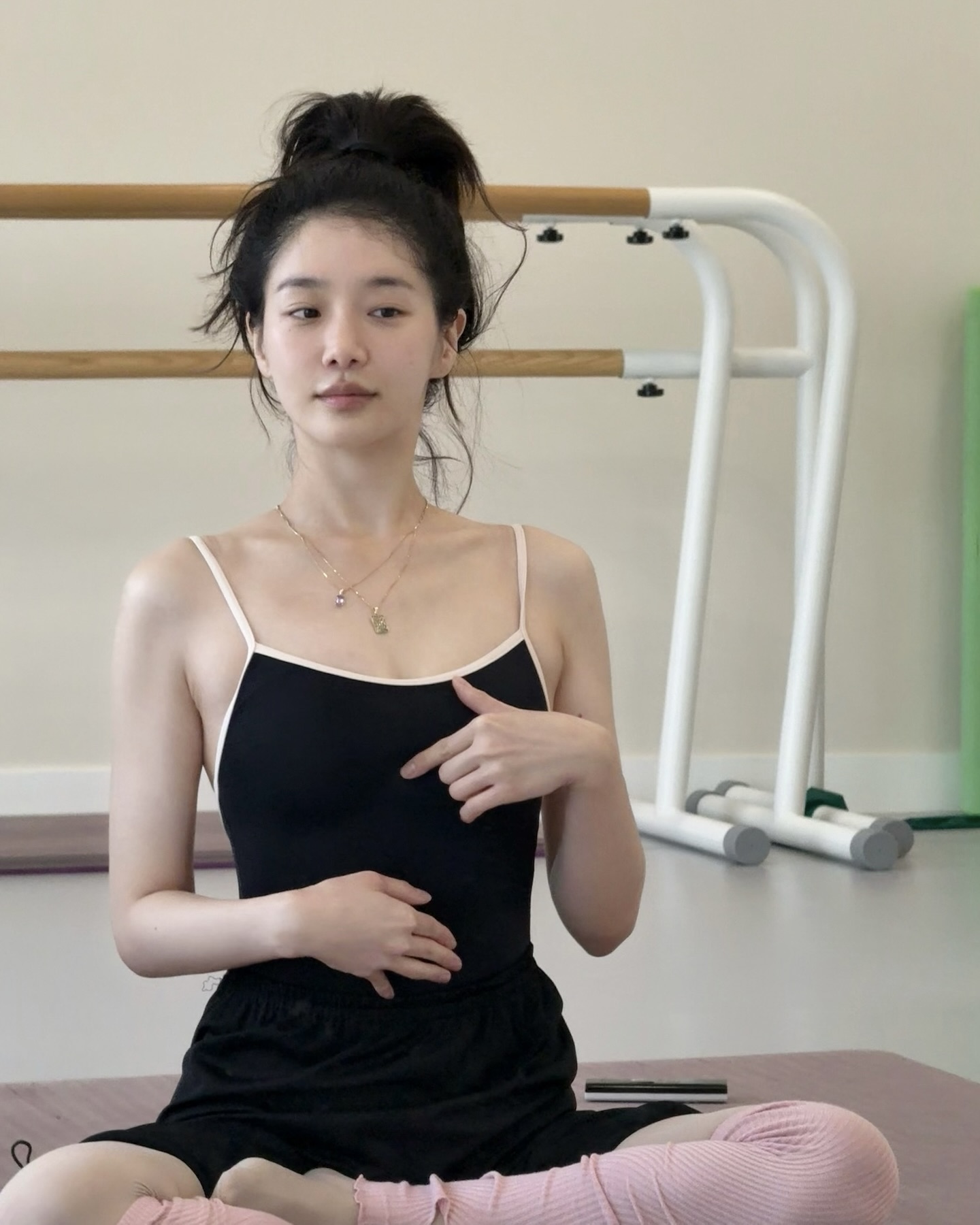 예쁜데 발레도 잘 하는 박규영🖤
이렇게 입으면 더 잘 되나?🩰 나도 이렇게 입고 발레할래✨

운동 욕구 자극하는 박규영의 발레복, 지금 소개해드릴게요.

1. 유미코 헤더 나일론, 11만 원대
블랙 바디에 화이트 트리밍이 더해져 깔끔하고 세련된 분위기의 레오타드입니다. 하이컷 레그 라인과 패널 라이닝으로 편안하고 슬림한 실루엣을 강조해주는데요. 박규영은 블랙 레오타드에 블랙 워머 팬츠를 매치해 발레코어 무드를 완성했습니다.

2. 그리쉬코 히트 리텐션 워머 팬츠, 5만 원대
체온을 따뜻하게 유지해 주는 기능성 원단으로, 워밍업 시 몸을 빠르게 데워주는 워머 팬츠입니다. 신축성이 뛰어나 움직임이 편안하며, 끈으로 사이즈 조절이 가능한데요. 박규영은 블랙 레오타드에 이 팬츠를 매치하고, 핑크 레그워머로 사랑스러운 포인트를 더했습니다.  이미지